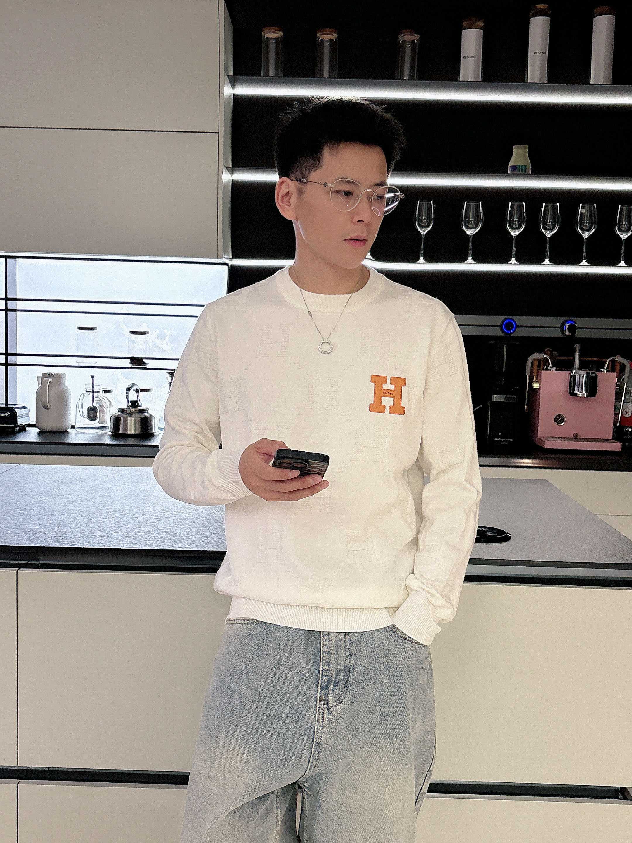 爱马仕hermes 2025官网秋冬季最新款圆领毛衣，专柜同步在售爆款！特供羊毛混纺面料.手感舒适.可直