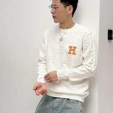 爱马仕hermes 2025官网秋冬季最新款圆领毛衣,专柜同步在售爆款!特供羊毛混纺面料.手感舒适.可直 爱马仕hermes 2025官网秋冬季最新款圆领毛衣,专柜同步在售爆款!特供羊毛混纺面料.手感舒适.可直