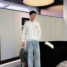 爱马仕hermes 2025官网秋冬季最新款圆领毛衣,专柜同步在售爆款!特供羊毛混纺面料.手感舒适.可直 爱马仕hermes 2025官网秋冬季最新款圆领毛衣,专柜同步在售爆款!特供羊毛混纺面料.手感舒适.可直