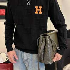爱马仕hermes 2025官网秋冬季最新款圆领毛衣,专柜同步在售爆款!特供羊毛混纺面料.手感舒适.可直 爱马仕hermes 2025官网秋冬季最新款圆领毛衣,专柜同步在售爆款!特供羊毛混纺面料.手感舒适.可直