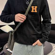 爱马仕hermes 2025官网秋冬季最新款圆领毛衣,专柜同步在售爆款!特供羊毛混纺面料.手感舒适.可直 爱马仕hermes 2025官网秋冬季最新款圆领毛衣,专柜同步在售爆款!特供羊毛混纺面料.手感舒适.可直