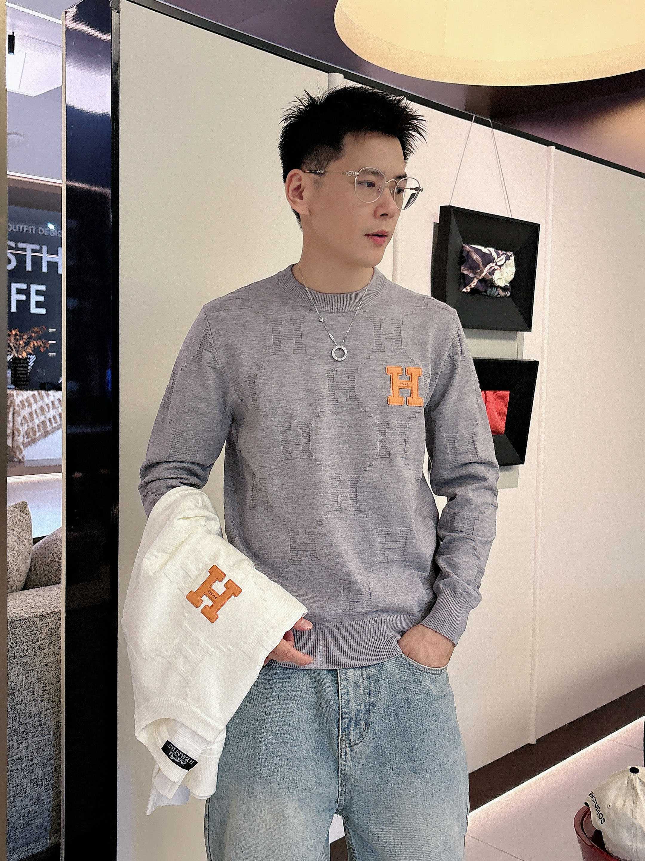 NO:563861,Hermes official website 2025 latest round neck sweater for autumn and winter, popular models are on sale at the same time at the counter!  Specially made of wool blended fabric. It feels comfortable. It can be directly in contact with the skin. The logo badge is exquisite and extremely eye-catching!  The details highlight the fashionable charm of big brands. Exquisite workmanship. Three-dimensional cutting style. The wearing effect is invincible and handsome!  All three standards are complete!  Size M-3XL,,hermes,hermes,sweaters,alexander wang19860909爱马仕hermes 2025官网秋冬季最新款圆领毛衣,专柜同步在售爆款！特供羊毛混纺面料.手感舒适.可直接接触皮肤,logo徽章精致标志,极为抢眼！细节凸显大牌时尚魅力.精致做工.立体裁剪风格.穿着效果无敌帅气！三标齐全！码数M-3XL,,hermes,hermes,sweaters,alexander wang,Men's clothing