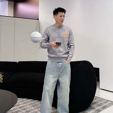 爱马仕hermes 2025官网秋冬季最新款圆领毛衣,专柜同步在售爆款!特供羊毛混纺面料.手感舒适.可直 爱马仕hermes 2025官网秋冬季最新款圆领毛衣,专柜同步在售爆款!特供羊毛混纺面料.手感舒适.可直