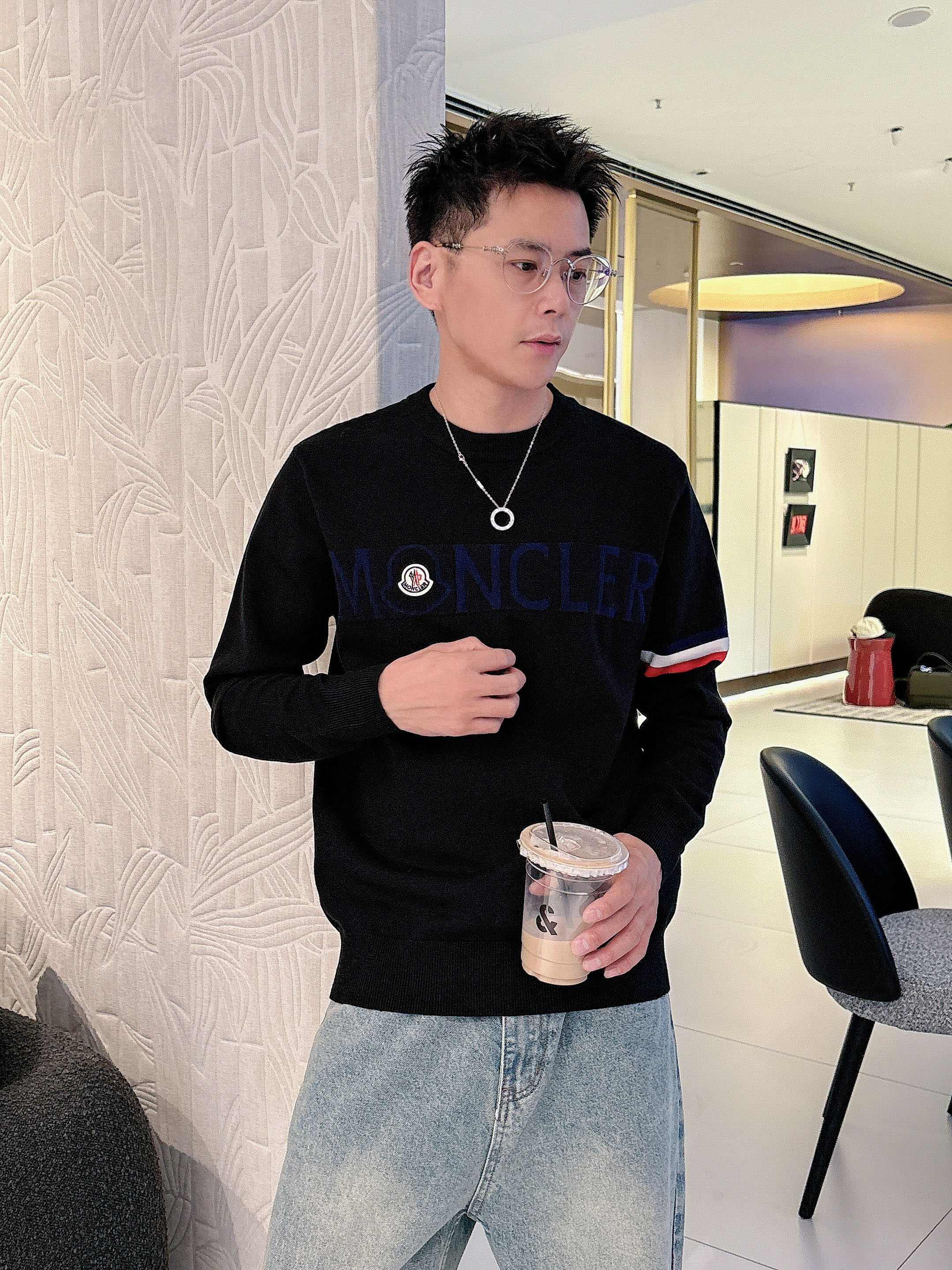 NO:563855,Moncler official website 2025 latest round neck sweater for autumn and winter, popular models are on sale at the counter at the same time!  Specially made of wool blended fabric. It feels comfortable. It can be directly in contact with the skin. The logo badge is exquisite and extremely eye-catching!  The details highlight the fashionable charm of big brands. Exquisite workmanship. Three-dimensional cutting style. The wearing effect is invincible and handsome!  All three standards are complete!  Size M-3XL,,Moncler,sweaters,alexander wang19860909蒙口moncler 2025官网秋冬季最新款圆领毛衣,专柜同步在售爆款！特供羊毛混纺面料.手感舒适.可直接接触皮肤,logo徽章精致标志,极为抢眼！细节凸显大牌时尚魅力.精致做工.立体裁剪风格.穿着效果无敌帅气！三标齐全！码数M-3XL,,Moncler,sweaters,alexander wang,Men's clothing