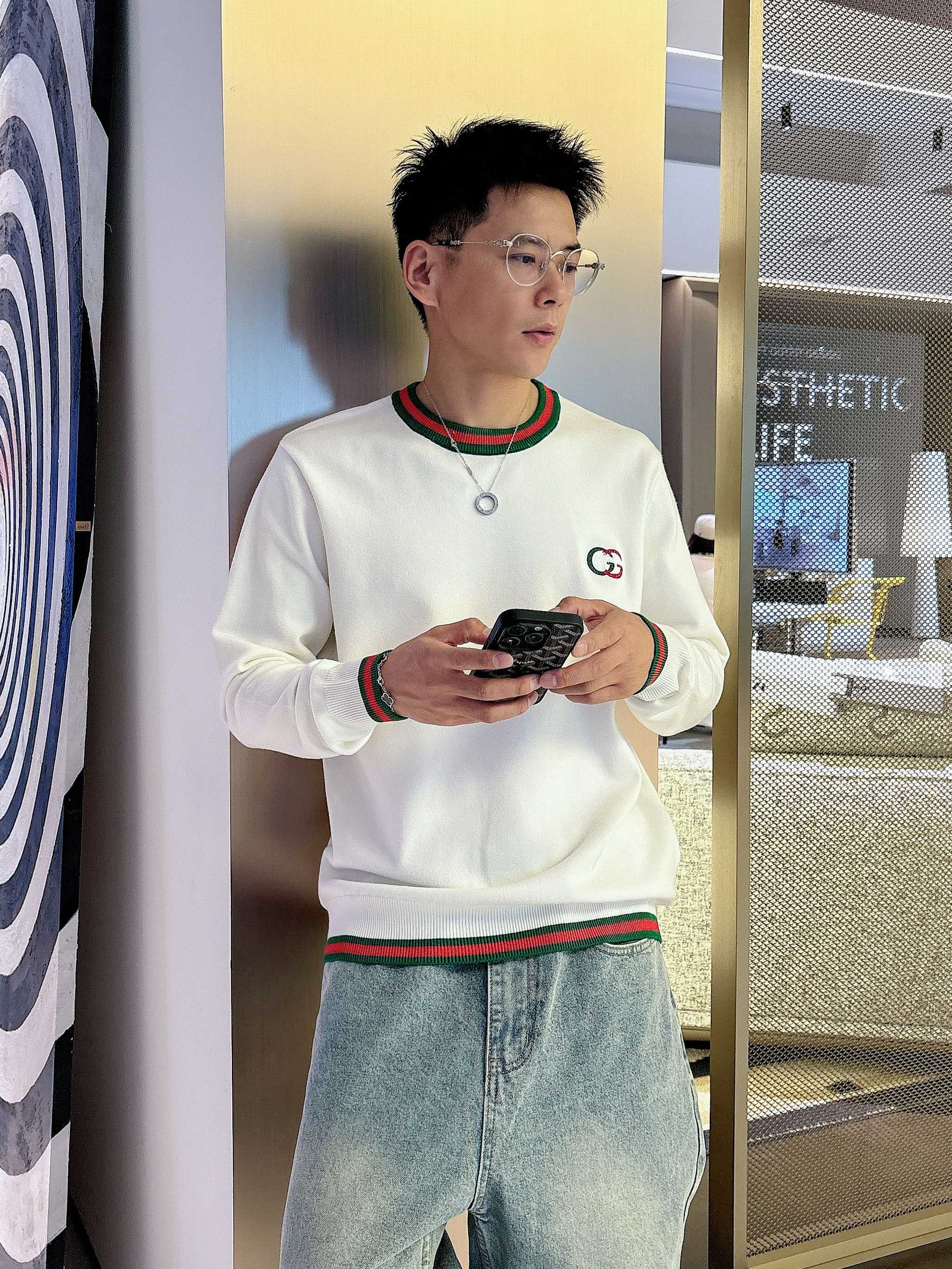 古驰Gucci 2025官网秋冬季最新款圆领毛衣，专柜同步在售爆款！特供羊毛混纺面料.手感舒适.可直接接