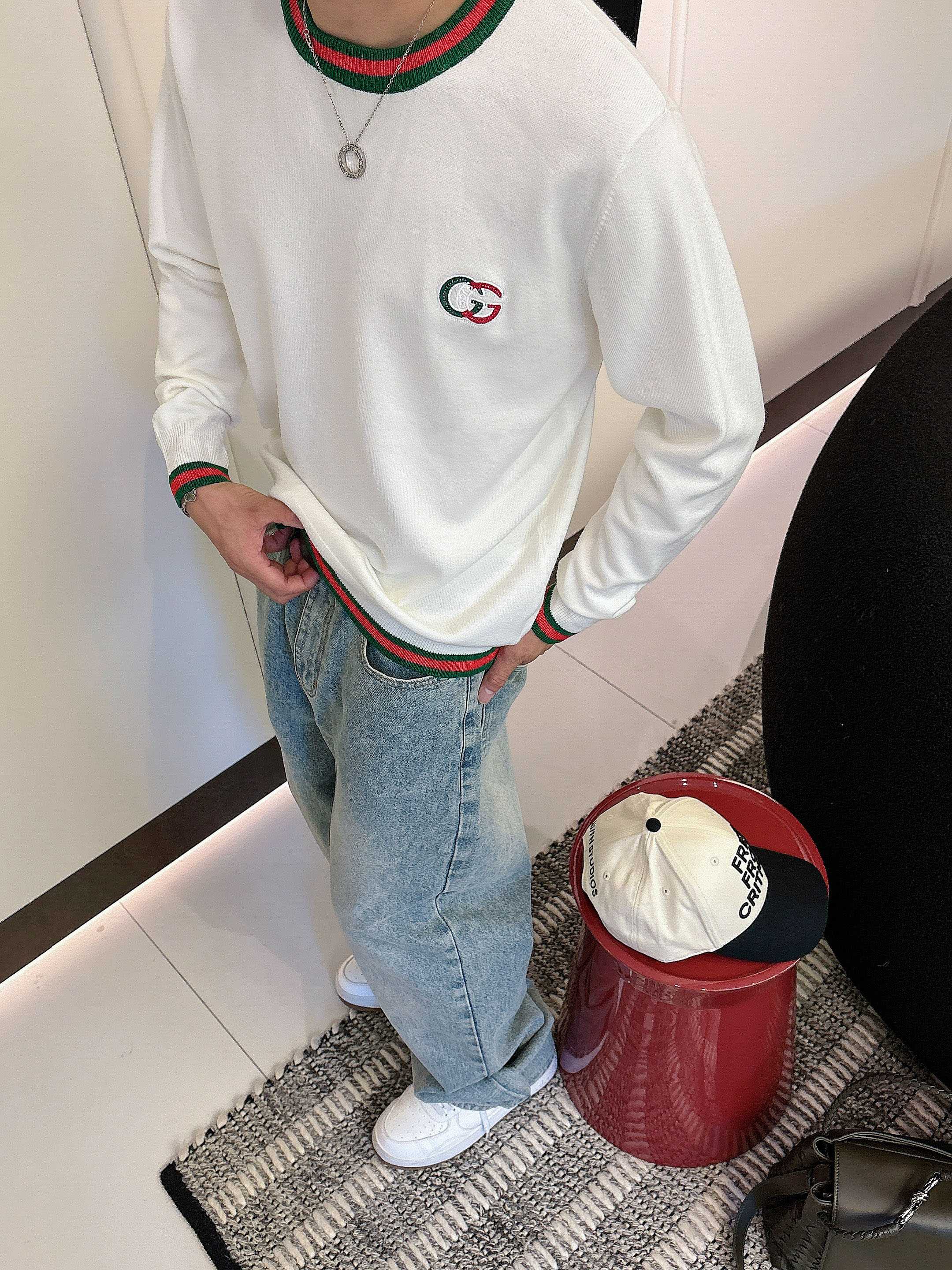 古驰Gucci 2025官网秋冬季最新款圆领毛衣，专柜同步在售爆款！特供羊毛混纺面料.手感舒适.可直接接