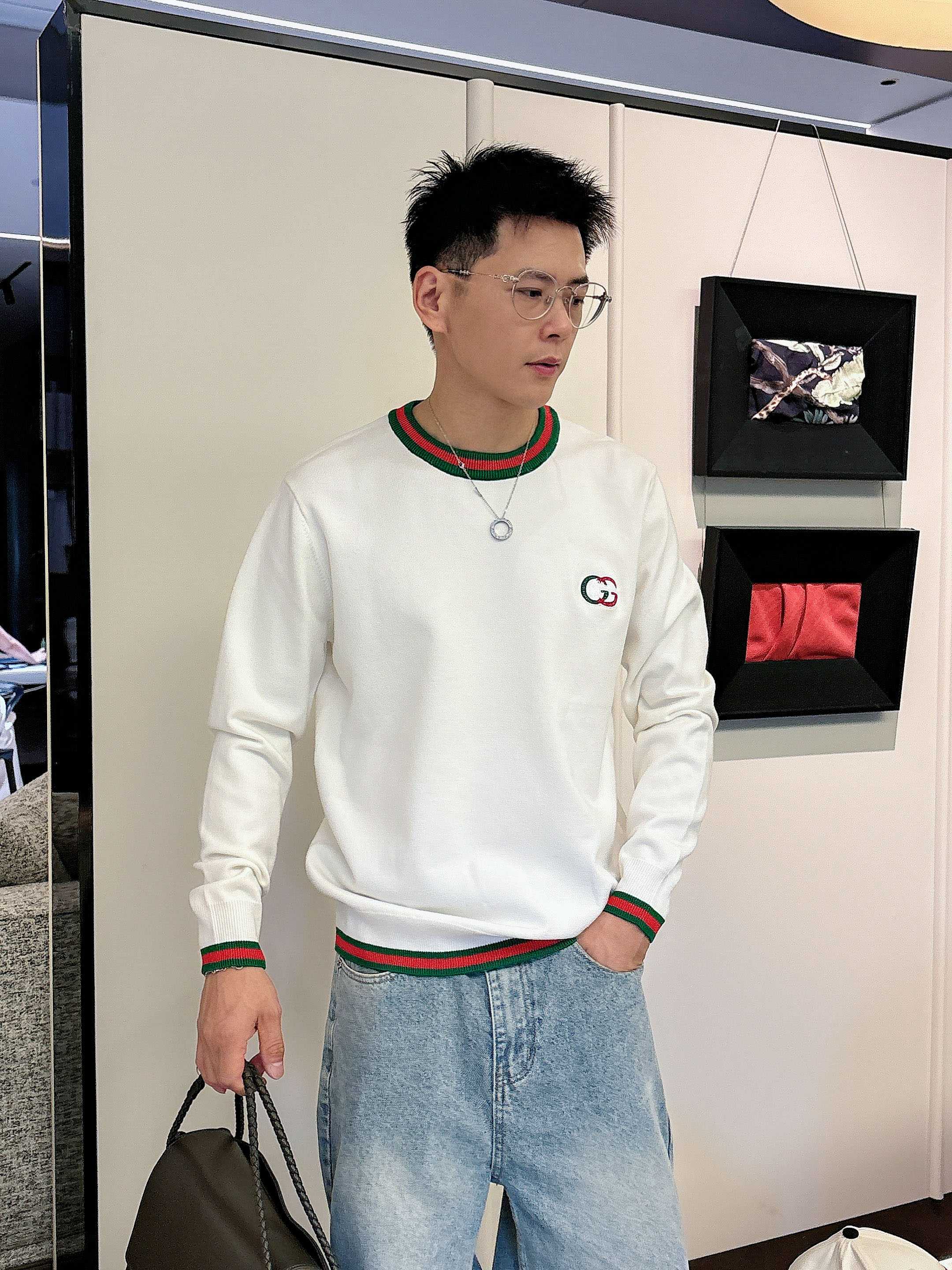 古驰Gucci 2025官网秋冬季最新款圆领毛衣，专柜同步在售爆款！特供羊毛混纺面料.手感舒适.可直接接