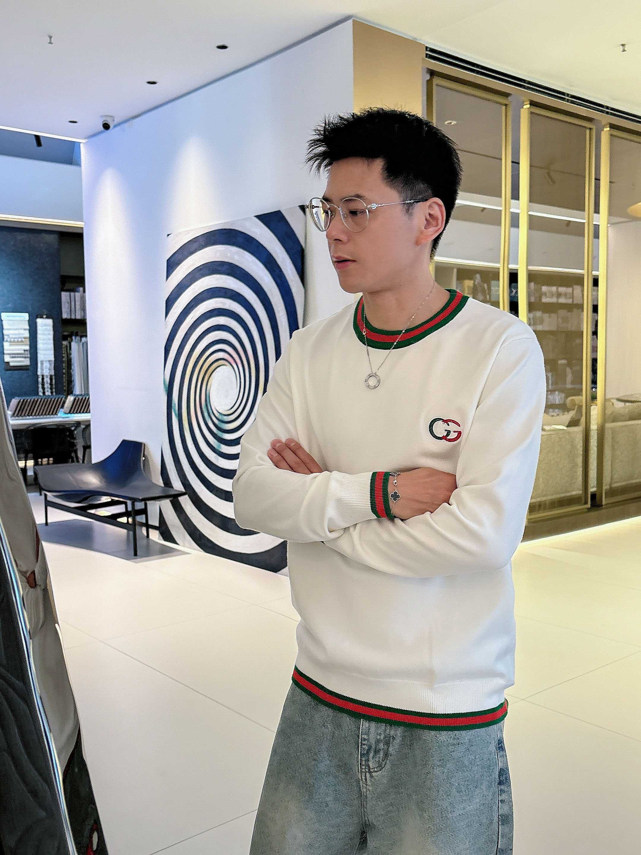 古驰Gucci 2025官网秋冬季最新款圆领毛衣，专柜同步在售爆款！特供羊毛混纺面料.手感舒适.可直接接