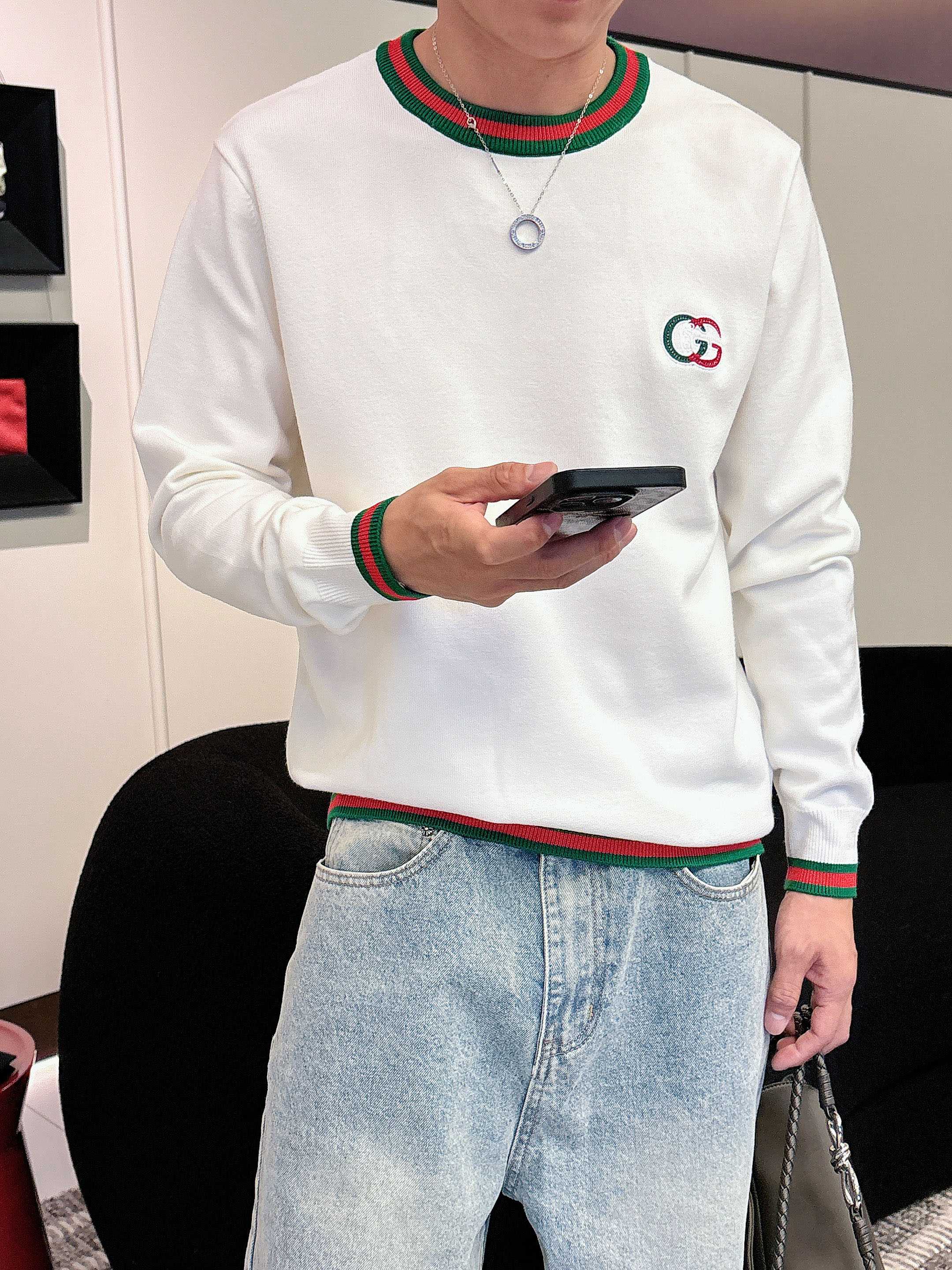 古驰Gucci 2025官网秋冬季最新款圆领毛衣，专柜同步在售爆款！特供羊毛混纺面料.手感舒适.可直接接