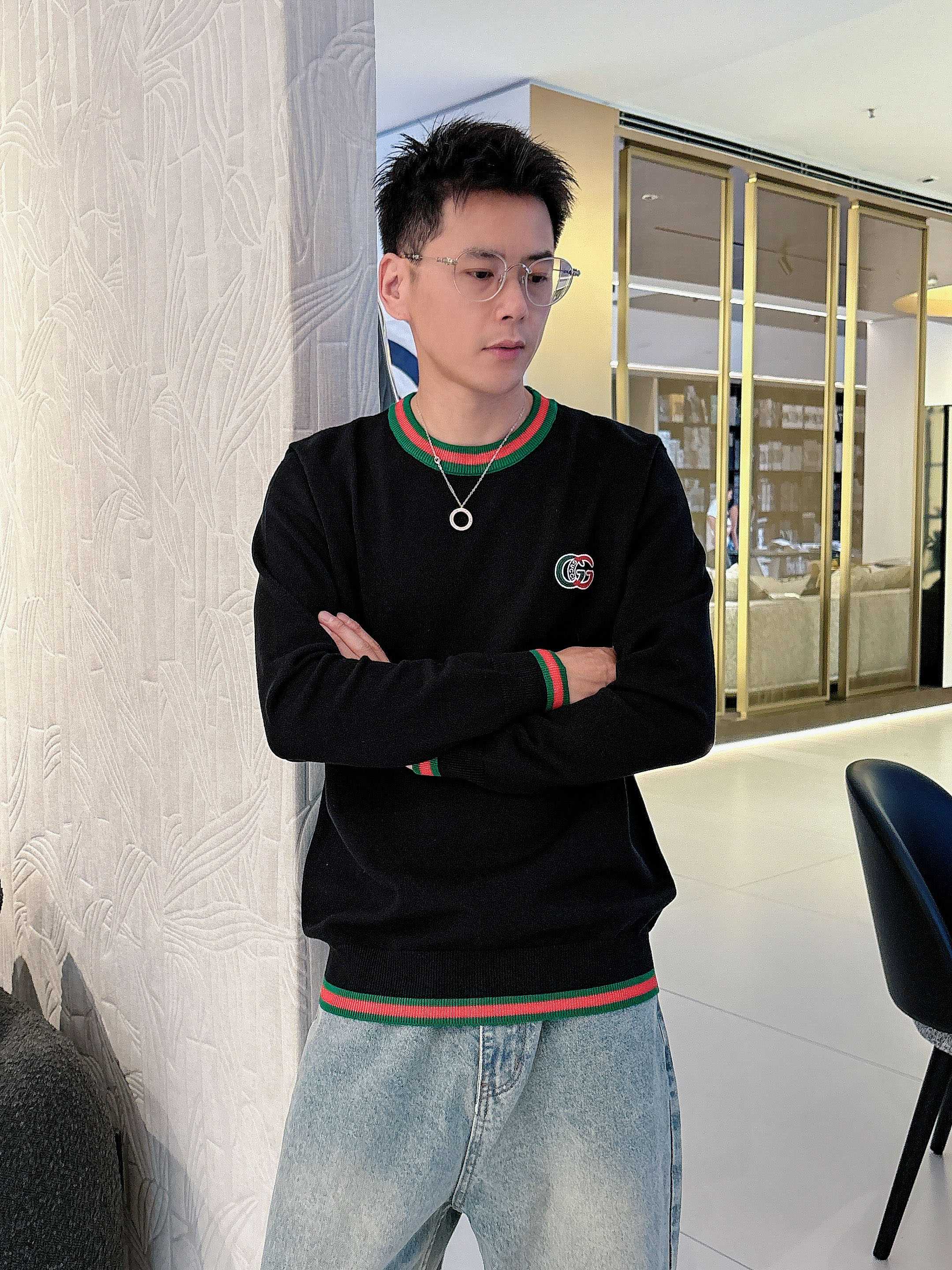 NO:563849,Gucci's latest 2025 autumn and winter crew neck sweaters from the official website are on sale at the counters simultaneously!  Specially made of wool blended fabric. It feels comfortable. It can be directly in contact with the skin. The logo badge is exquisite and extremely eye-catching!  The details highlight the fashionable charm of big brands. Exquisite workmanship. Three-dimensional cutting style. The wearing effect is invincible and handsome!  All three standards are complete!  Size M-3XL,,gucci,gucci,sweaters,alexander wang19860909古驰Gucci 2025官网秋冬季最新款圆领毛衣,专柜同步在售爆款！特供羊毛混纺面料.手感舒适.可直接接触皮肤,logo徽章精致标志,极为抢眼！细节凸显大牌时尚魅力.精致做工.立体裁剪风格.穿着效果无敌帅气！三标齐全！码数M-3XL,,gucci,gucci,sweaters,alexander wang,Men's clothing