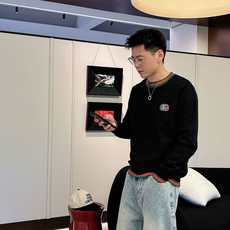 古驰Gucci 2025官网秋冬季最新款圆领毛衣,专柜同步在售爆款!特供羊毛混纺面料.手感舒适.可直接接 古驰Gucci 2025官网秋冬季最新款圆领毛衣,专柜同步在售爆款!特供羊毛混纺面料.手感舒适.可直接接