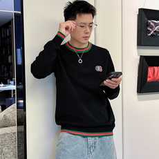 古驰Gucci 2025官网秋冬季最新款圆领毛衣,专柜同步在售爆款!特供羊毛混纺面料.手感舒适.可直接接 古驰Gucci 2025官网秋冬季最新款圆领毛衣,专柜同步在售爆款!特供羊毛混纺面料.手感舒适.可直接接