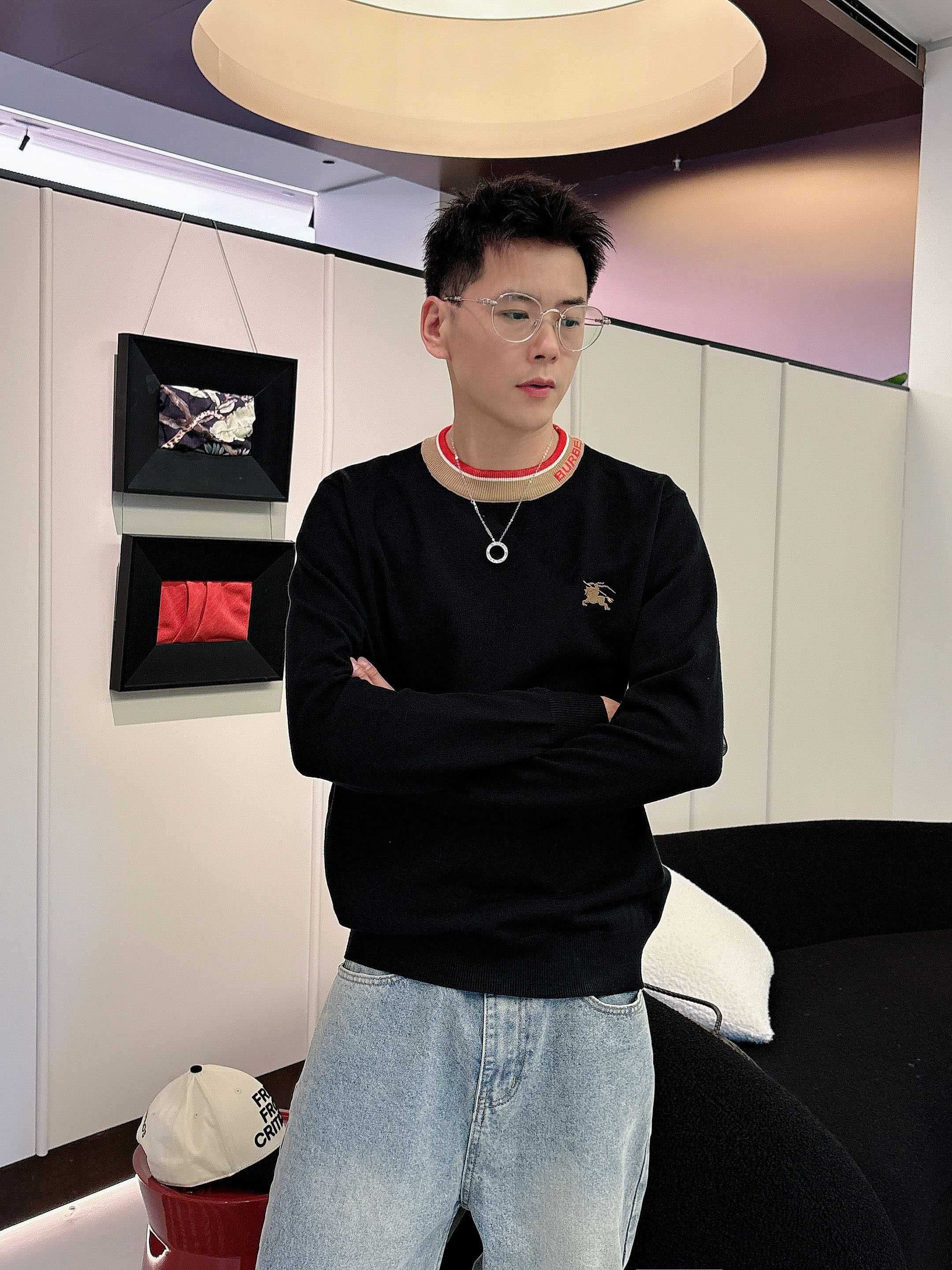 NO:563843,Burberry bur official website 2025 latest round neck sweater for autumn and winter, popular models are on sale at the counter at the same time!  Specially made of wool blended fabric. It feels comfortable. It can be directly in contact with the skin. The logo badge is exquisite and extremely eye-catching!  The details highlight the fashionable charm of big brands. Exquisite workmanship. Three-dimensional cutting style. The wearing effect is invincible and handsome!  All three standards are complete!  Size M-3XL,,burberry,burberry,sweaters,alexander wang19860909巴宝莉bur 2025官网秋冬季最新款圆领毛衣,专柜同步在售爆款！特供羊毛混纺面料.手感舒适.可直接接触皮肤,logo徽章精致标志,极为抢眼！细节凸显大牌时尚魅力.精致做工.立体裁剪风格.穿着效果无敌帅气！三标齐全！码数M-3XL,,burberry,burberry,sweaters,alexander wang,Men's clothing