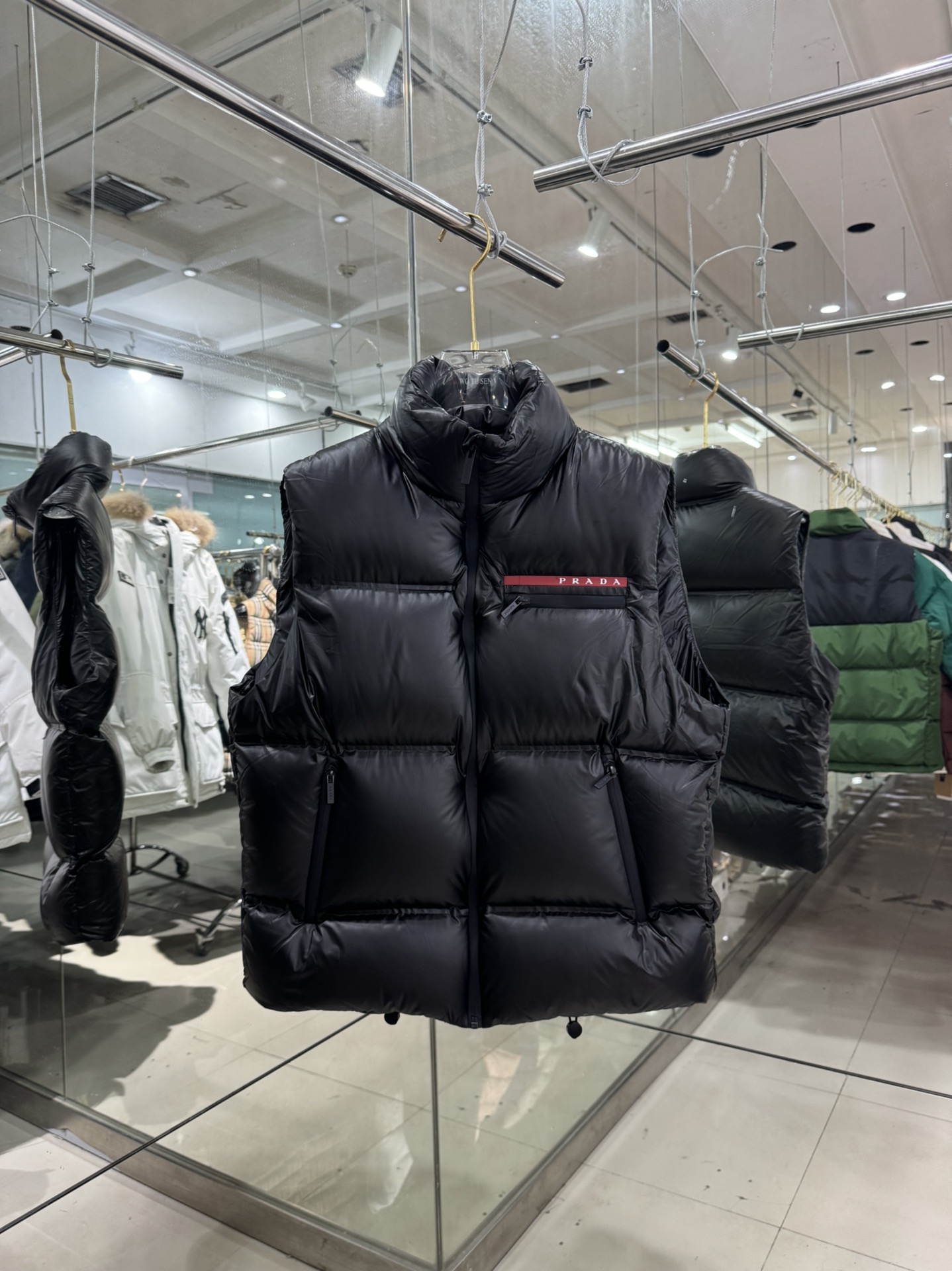 NO:623471,PRADA Prada's new leather-labeled down vest for autumn and winter!  A super cost-effective casual down vest!  This down jacket is made of recycled polyester fiber materials supplied by customers. The fabric has extremely excellent waterproof and breathable properties. It can withstand the erosion of outdoor cold wind and rain. The touch of the fabric is unmatched and very soft!  Can bring you a comfortable wearing experience!  They have gone through a strict selection process and their fluffiness and resilience are extremely superior, and their cold-proof performance is beyond doubt!  Customized metal zippers and accessories are provided by customers. The classic leather label with customized brand logo on the chest is paired with a horizontal zipper design and diagonal pockets on both sides!  It shows off the aura of a big-name brand everywhere. The hooded design is simple and elegant. It looks good no matter how you wear it!  Double-layer lining with velvet-free high-density waterproof fabric, super windproof coefficient, excellent fluffiness and warmth!  Real stuff!  Color Black Size S~2XL,,prada,prada,down jacket,hats,alexander wang19860909PRADA 普拉达  秋冬季皮标新款羽绒马甲！ 性价比超级高的休闲羽绒马甲！ 此款羽绒服甄选客供再生聚酯纤维材质制作而成 面料拥有极为优越的防水透气性 能抵挡户外寒风雨水的侵蚀,面料触感更是无人能敌 非常的柔软！能给你带来舒适的穿着体验！ 均经过严格的挑选工序 其蓬松感与与回弹性都极为优越,御寒性能更是毋庸置疑！ 客供定制金属拉链与辅料 胸前经典的定制品牌logo皮标,搭配横拉链设计,双侧斜插口袋！ 无处不在彰显大牌气场,连帽设计、简约大气 怎么穿怎么好看 ！双层内衬不出绒高密度防水布料 防风系数超强,蓬松度和保暖性极佳！真正的牛货！ 颜色黑色 尺码S~2XL,,prada,prada,down jacket,hats,alexander wang,Men's clothing