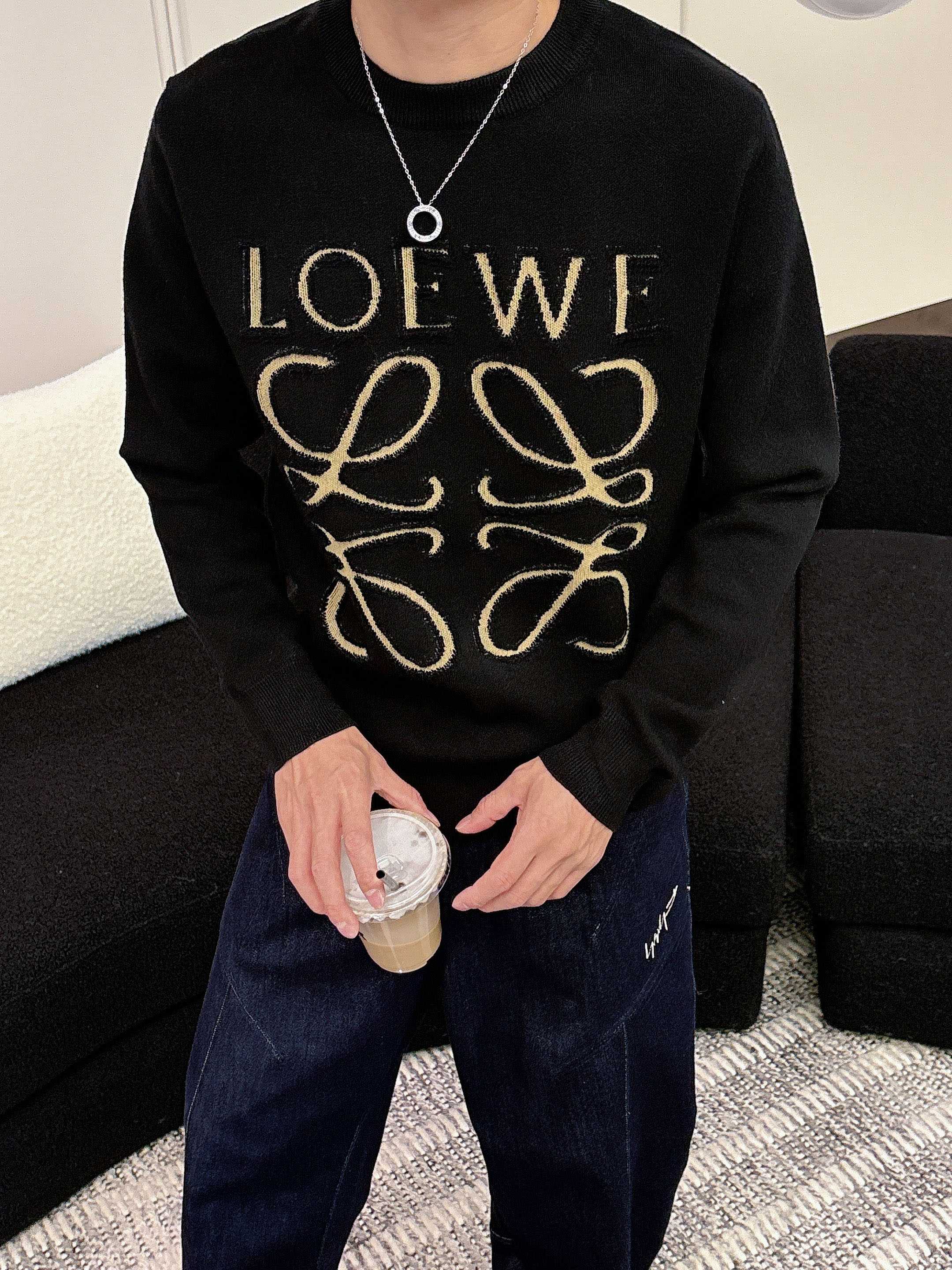 · 罗意威loewe 2025官网秋冬季最新款圆领毛衣，专柜同步在售爆款！特供羊毛混纺面料.手感舒适.可