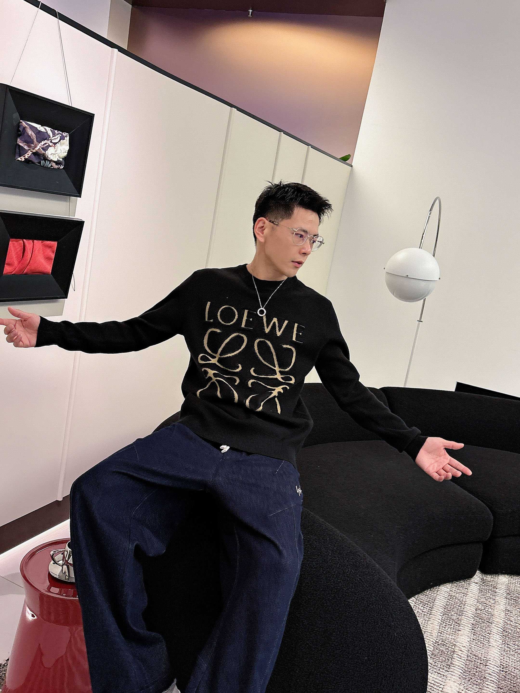 · 罗意威loewe 2025官网秋冬季最新款圆领毛衣，专柜同步在售爆款！特供羊毛混纺面料.手感舒适.可