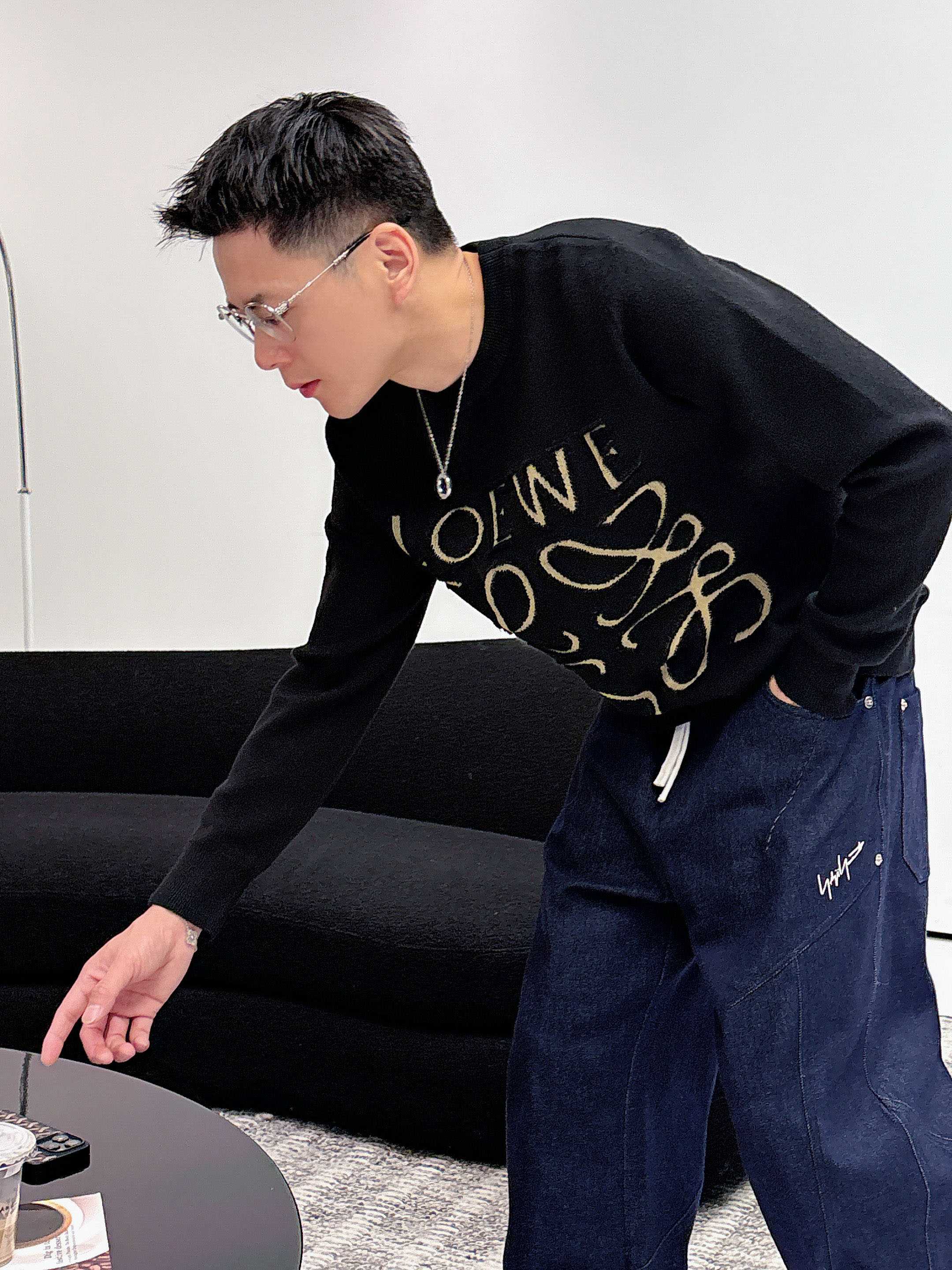 · 罗意威loewe 2025官网秋冬季最新款圆领毛衣，专柜同步在售爆款！特供羊毛混纺面料.手感舒适.可