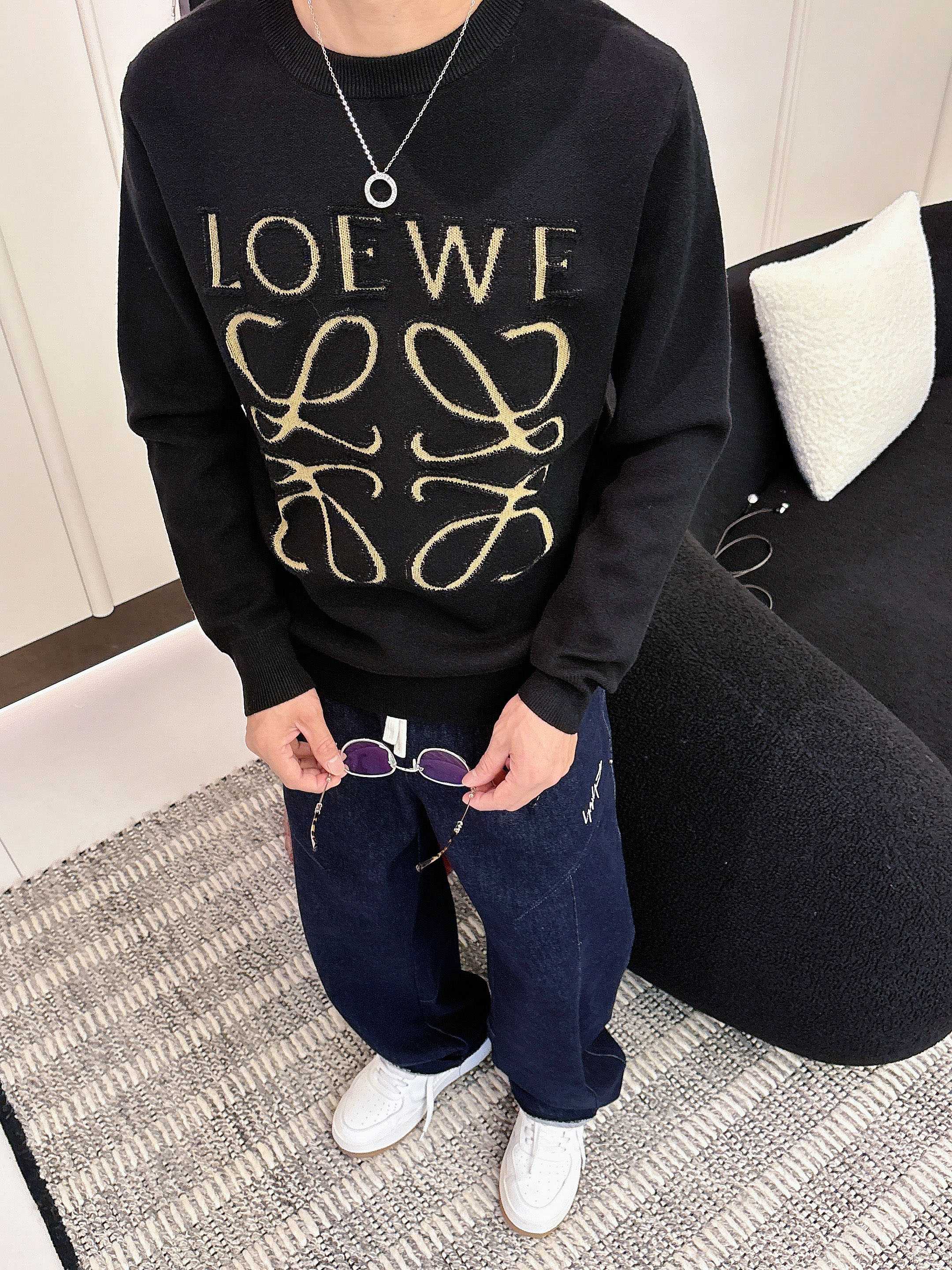 · 罗意威loewe 2025官网秋冬季最新款圆领毛衣，专柜同步在售爆款！特供羊毛混纺面料.手感舒适.可