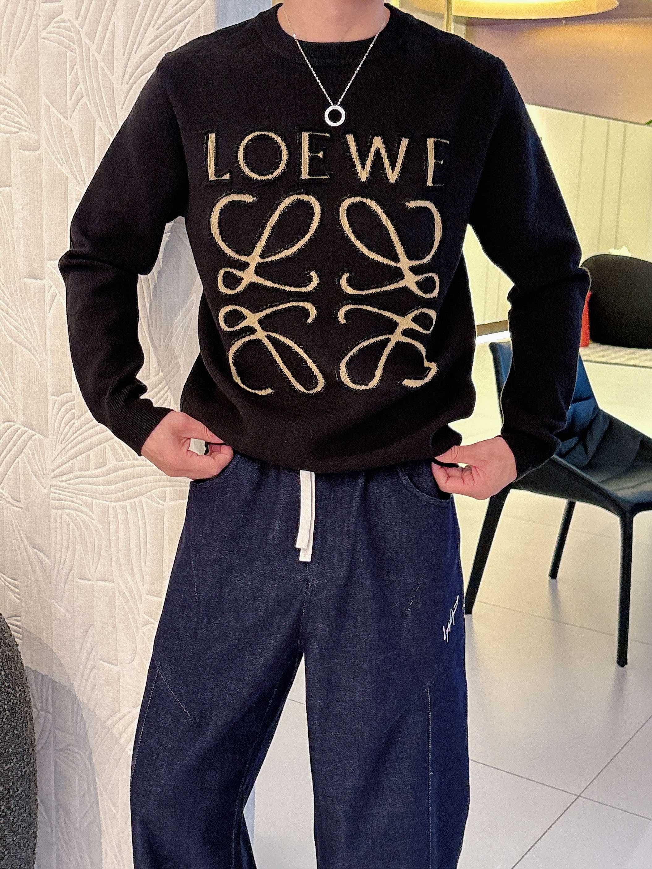 · 罗意威loewe 2025官网秋冬季最新款圆领毛衣，专柜同步在售爆款！特供羊毛混纺面料.手感舒适.可