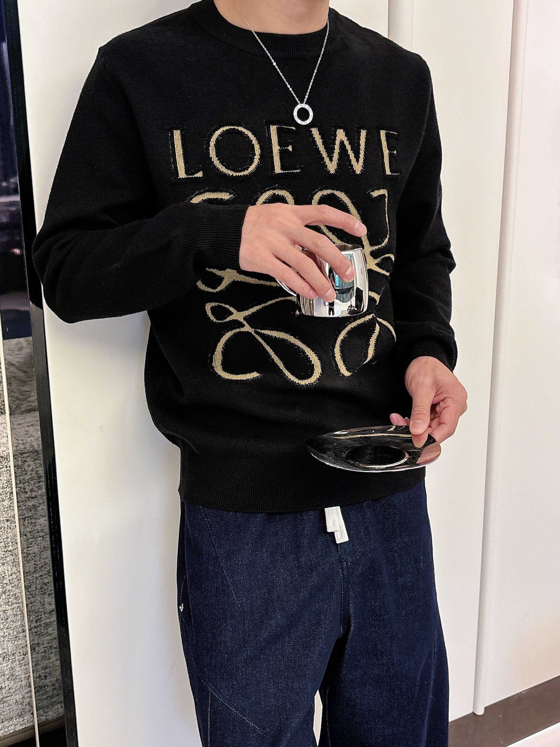 · 罗意威loewe 2025官网秋冬季最新款圆领毛衣，专柜同步在售爆款！特供羊毛混纺面料.手感舒适.可