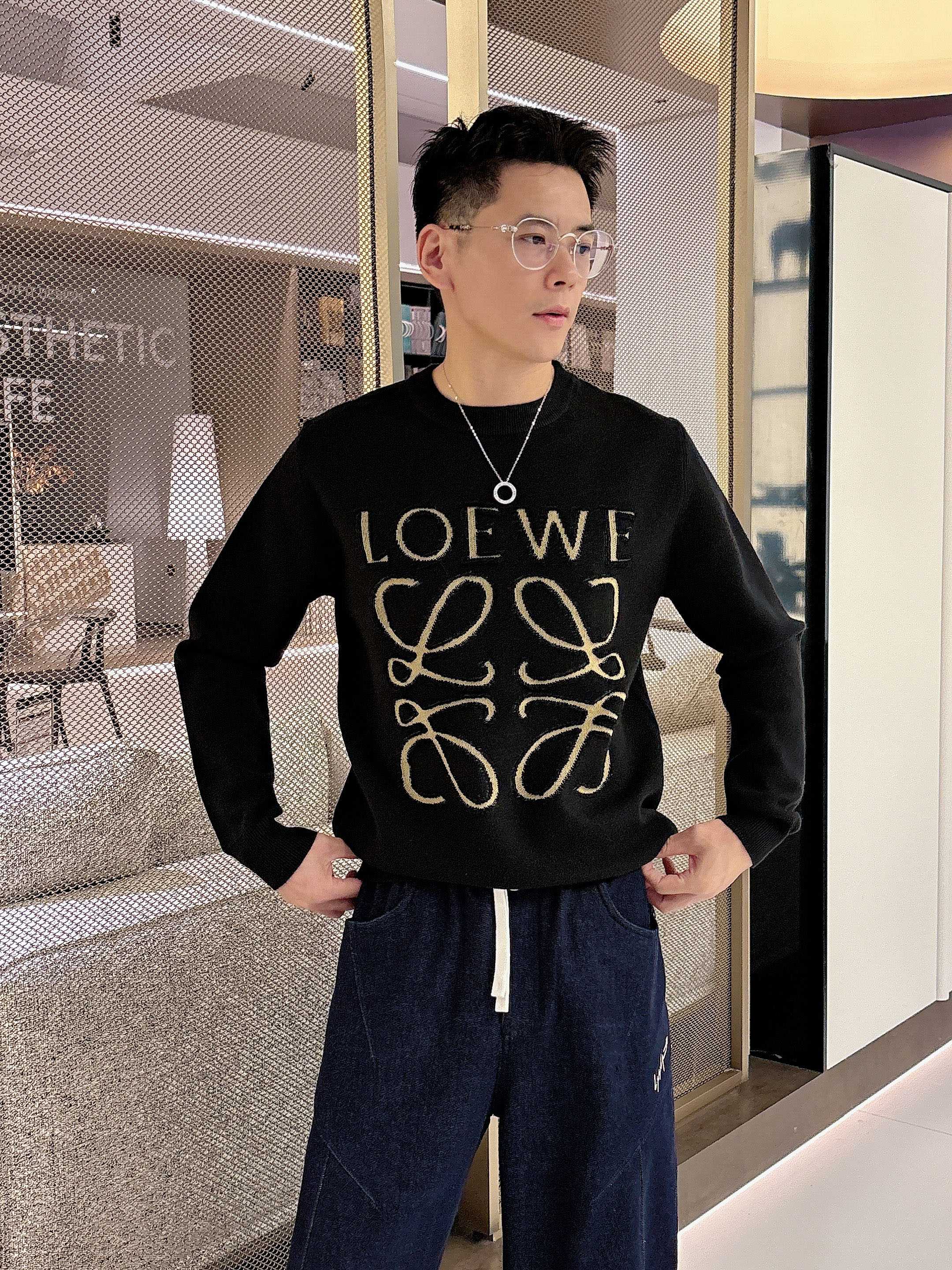 · 罗意威loewe 2025官网秋冬季最新款圆领毛衣，专柜同步在售爆款！特供羊毛混纺面料.手感舒适.可