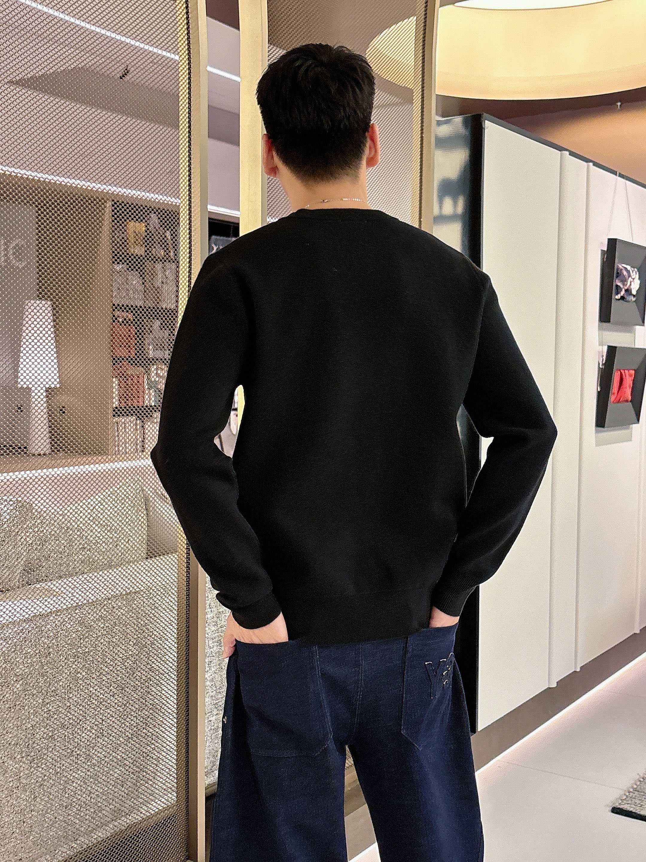 · 罗意威loewe 2025官网秋冬季最新款圆领毛衣，专柜同步在售爆款！特供羊毛混纺面料.手感舒适.可