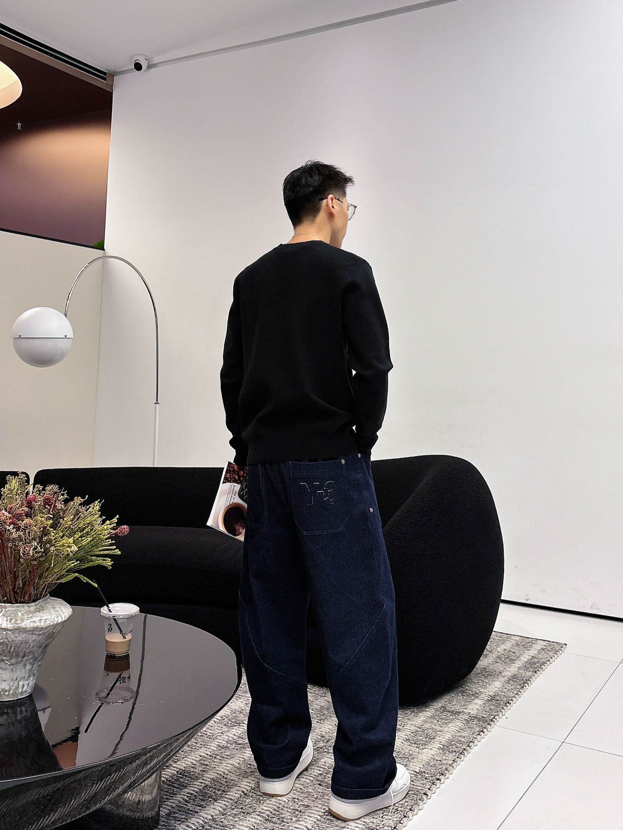 · 罗意威loewe 2025官网秋冬季最新款圆领毛衣，专柜同步在售爆款！特供羊毛混纺面料.手感舒适.可