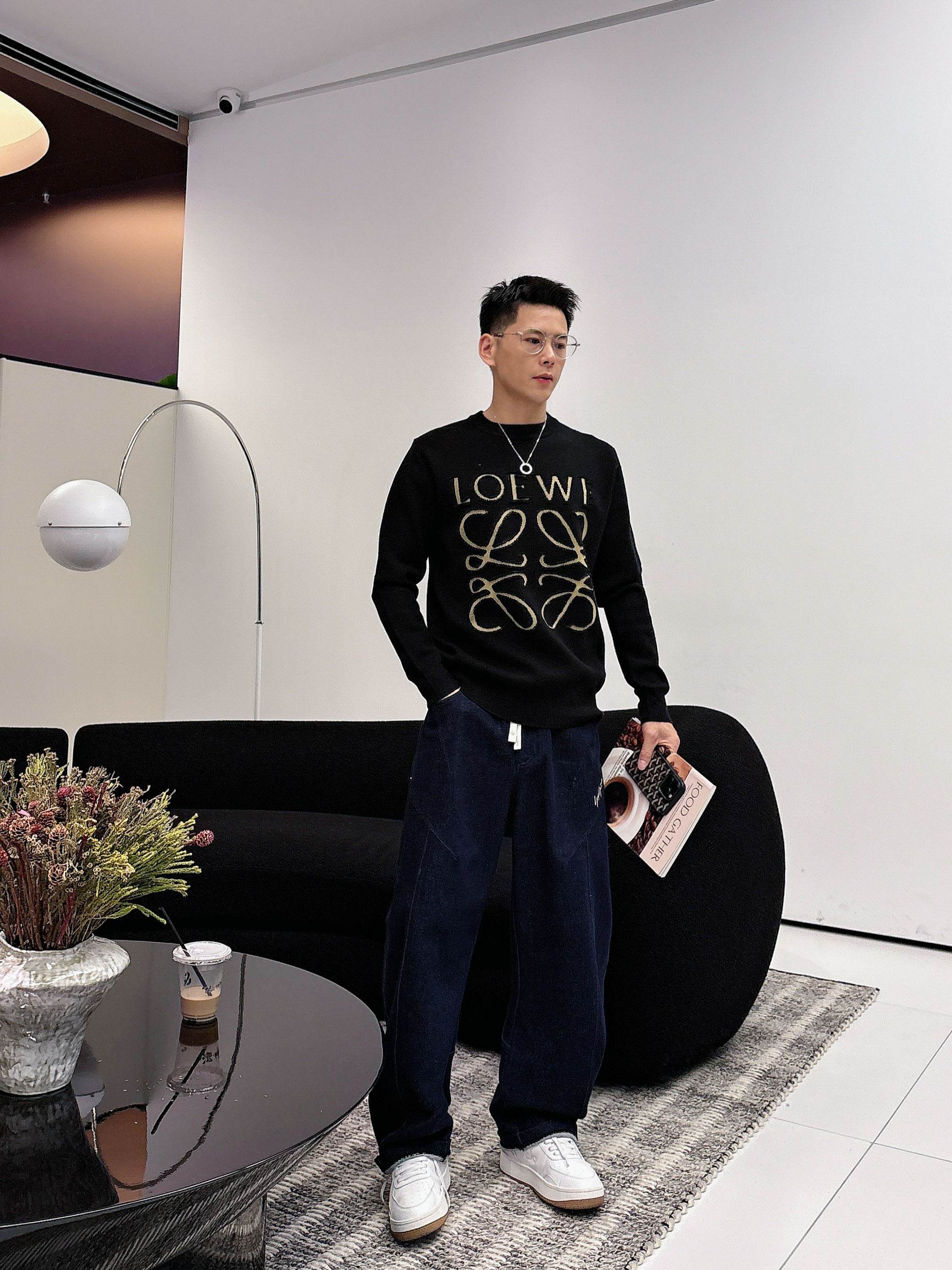 · 罗意威loewe 2025官网秋冬季最新款圆领毛衣，专柜同步在售爆款！特供羊毛混纺面料.手感舒适.可