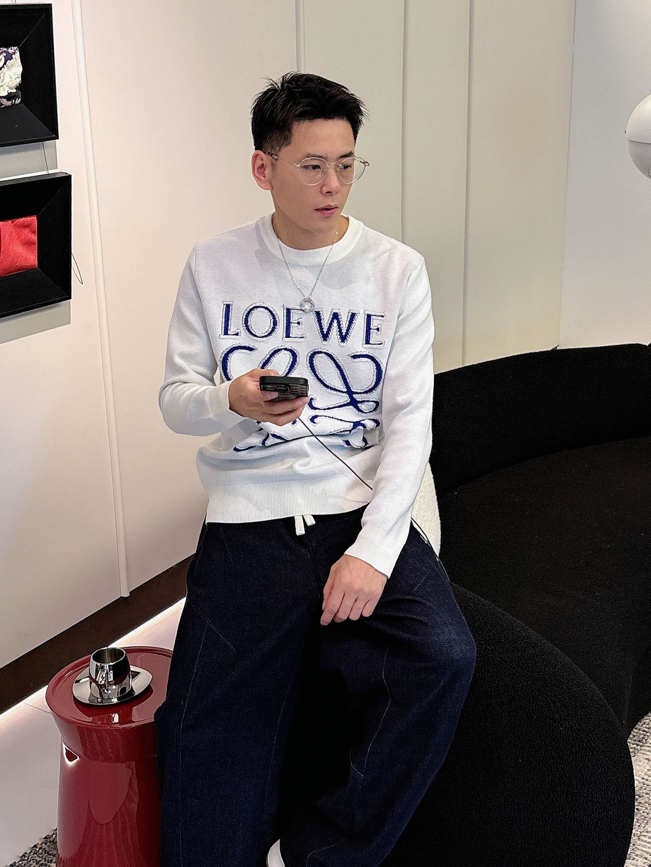 · 罗意威loewe 2025官网秋冬季最新款圆领毛衣，专柜同步在售爆款！特供羊毛混纺面料.手感舒适.可