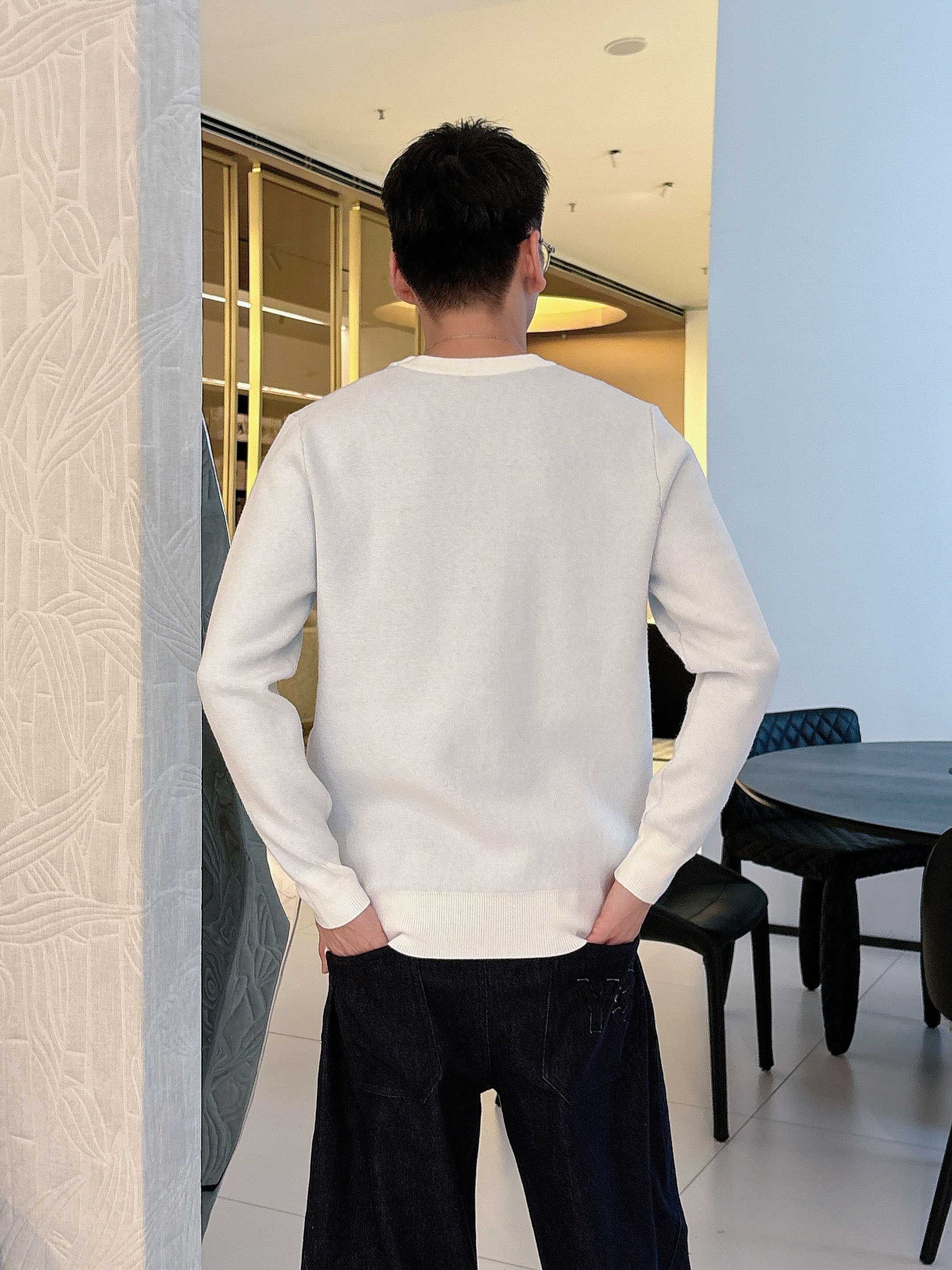 · 罗意威loewe 2025官网秋冬季最新款圆领毛衣，专柜同步在售爆款！特供羊毛混纺面料.手感舒适.可