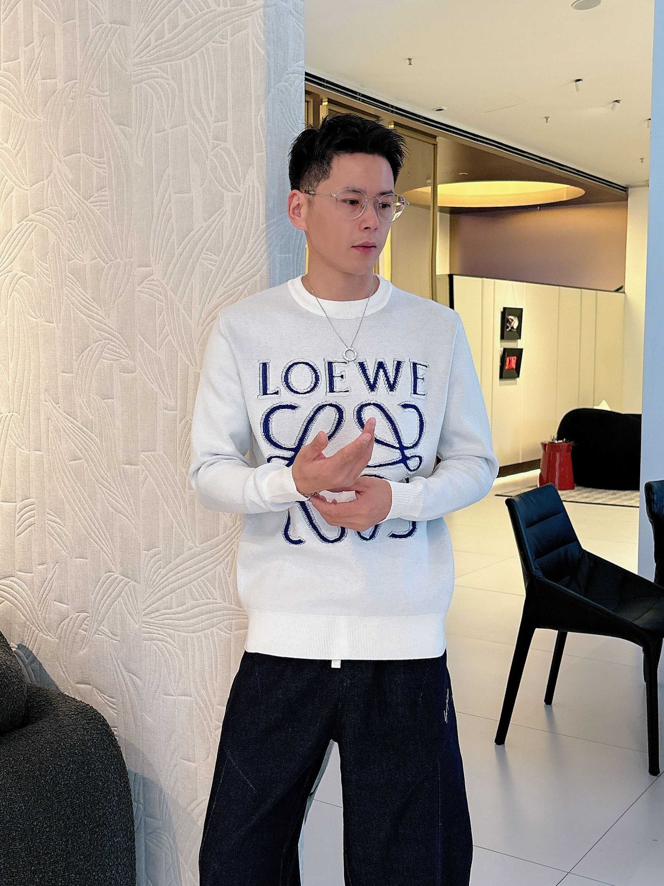 NO:563868,The latest round-neck sweaters from loewe's official website for autumn and winter 2025 are on sale at the counter simultaneously!  Specially made of wool blended fabric. It feels comfortable. It can be directly in contact with the skin. The logo badge is exquisite and extremely eye-catching!  The details highlight the fashionable charm of big brands. Exquisite workmanship. Three-dimensional cutting style. The wearing effect is invincible and handsome!  All three standards are complete!  Size M-3XL,,loewe,loewe,sweaters,alexander wang19860909罗意威loewe 2025官网秋冬季最新款圆领毛衣,专柜同步在售爆款！特供羊毛混纺面料.手感舒适.可直接接触皮肤,logo徽章精致标志,极为抢眼！细节凸显大牌时尚魅力.精致做工.立体裁剪风格.穿着效果无敌帅气！三标齐全！码数M-3XL,,loewe,loewe,sweaters,alexander wang,Men's clothing