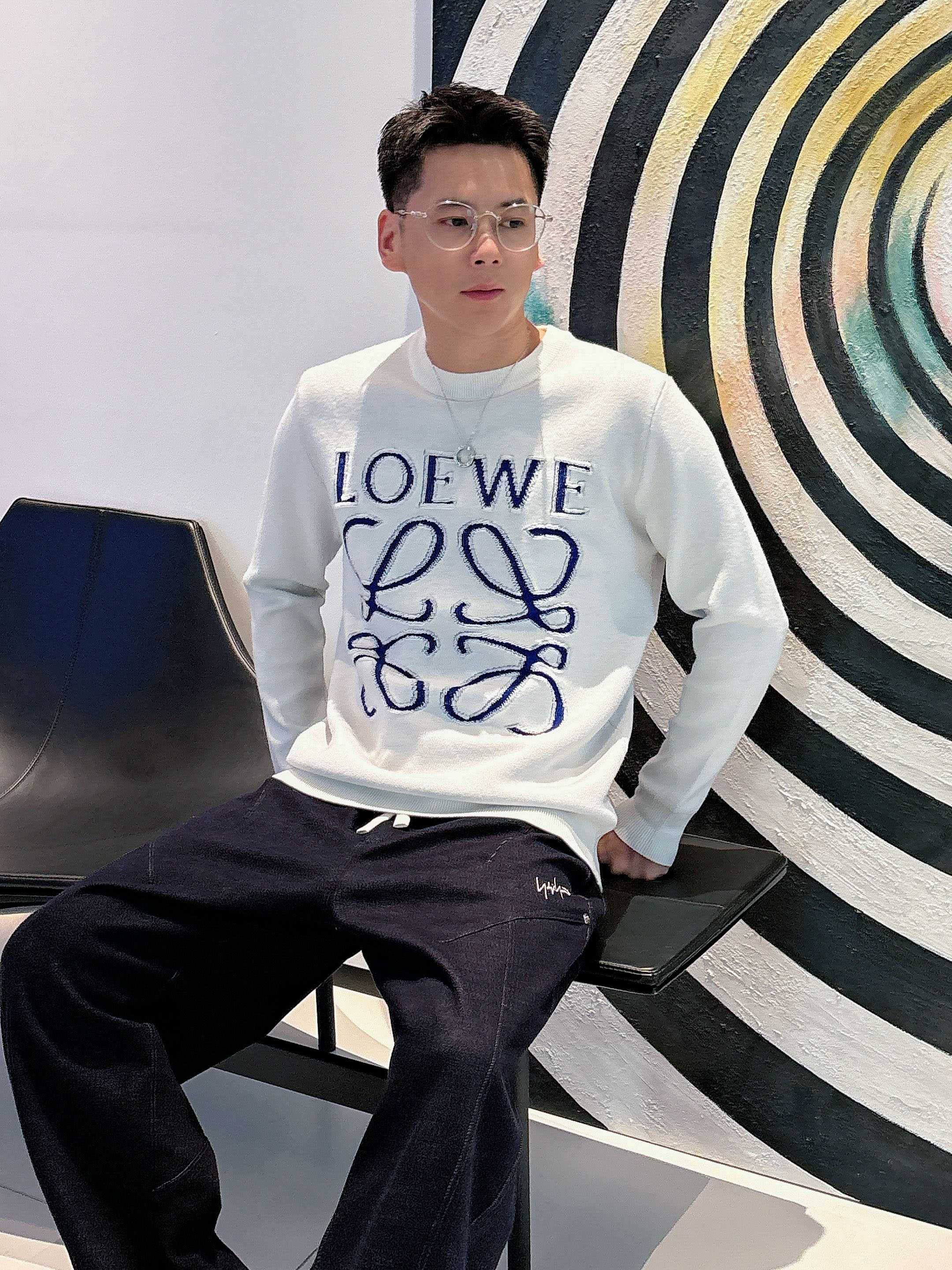 · 罗意威loewe 2025官网秋冬季最新款圆领毛衣，专柜同步在售爆款！特供羊毛混纺面料.手感舒适.可
