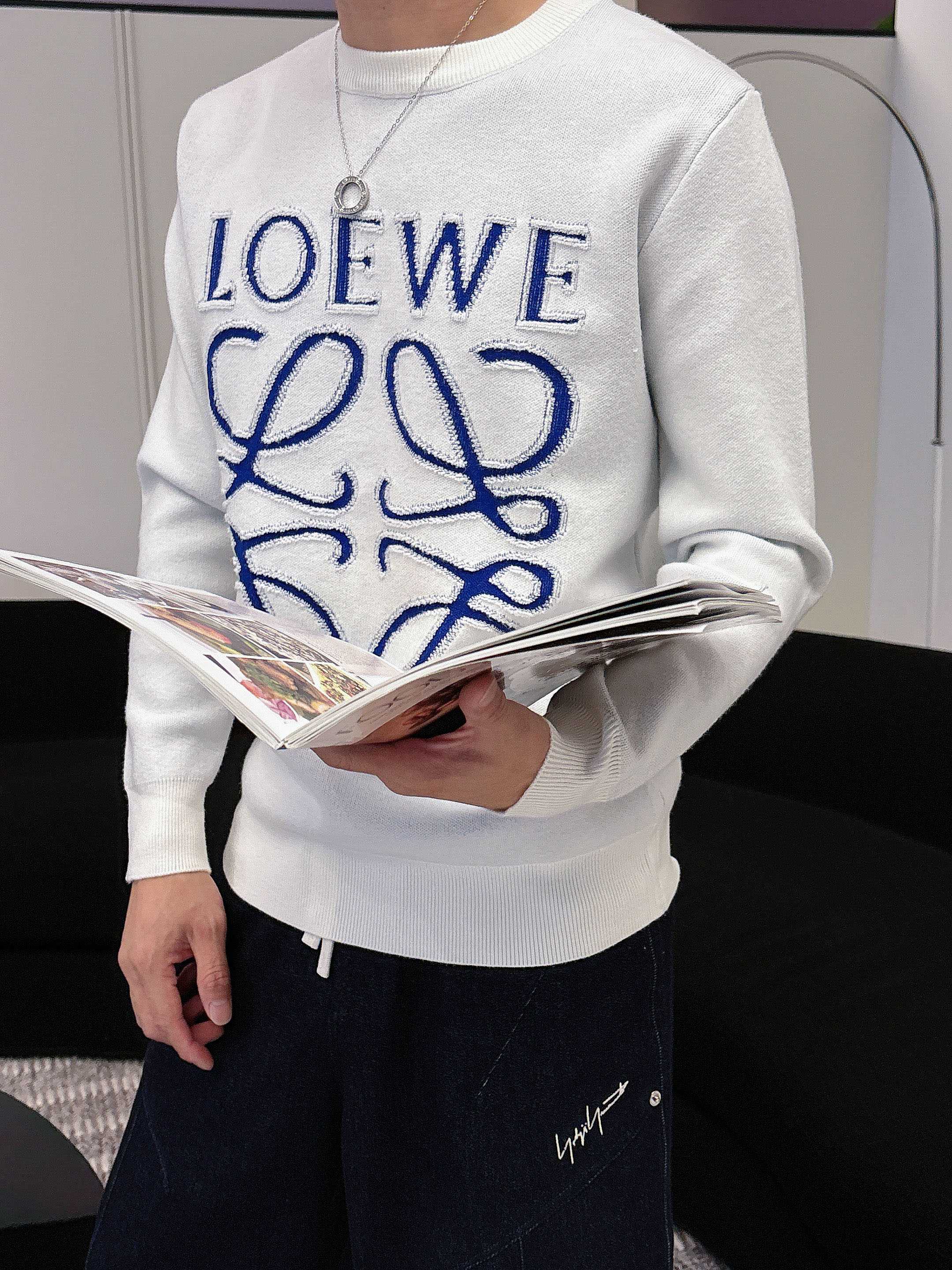 · 罗意威loewe 2025官网秋冬季最新款圆领毛衣，专柜同步在售爆款！特供羊毛混纺面料.手感舒适.可