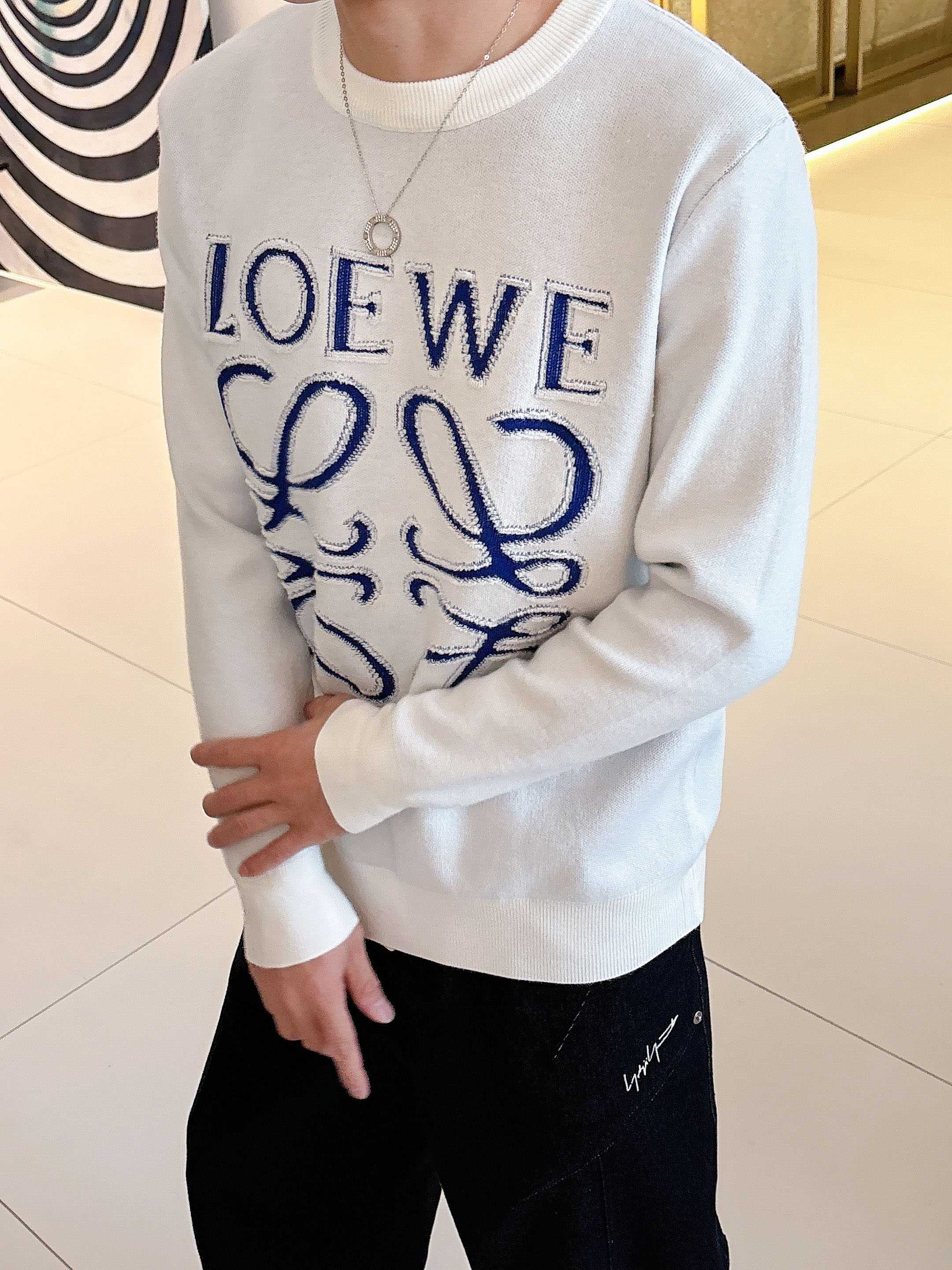 · 罗意威loewe 2025官网秋冬季最新款圆领毛衣，专柜同步在售爆款！特供羊毛混纺面料.手感舒适.可