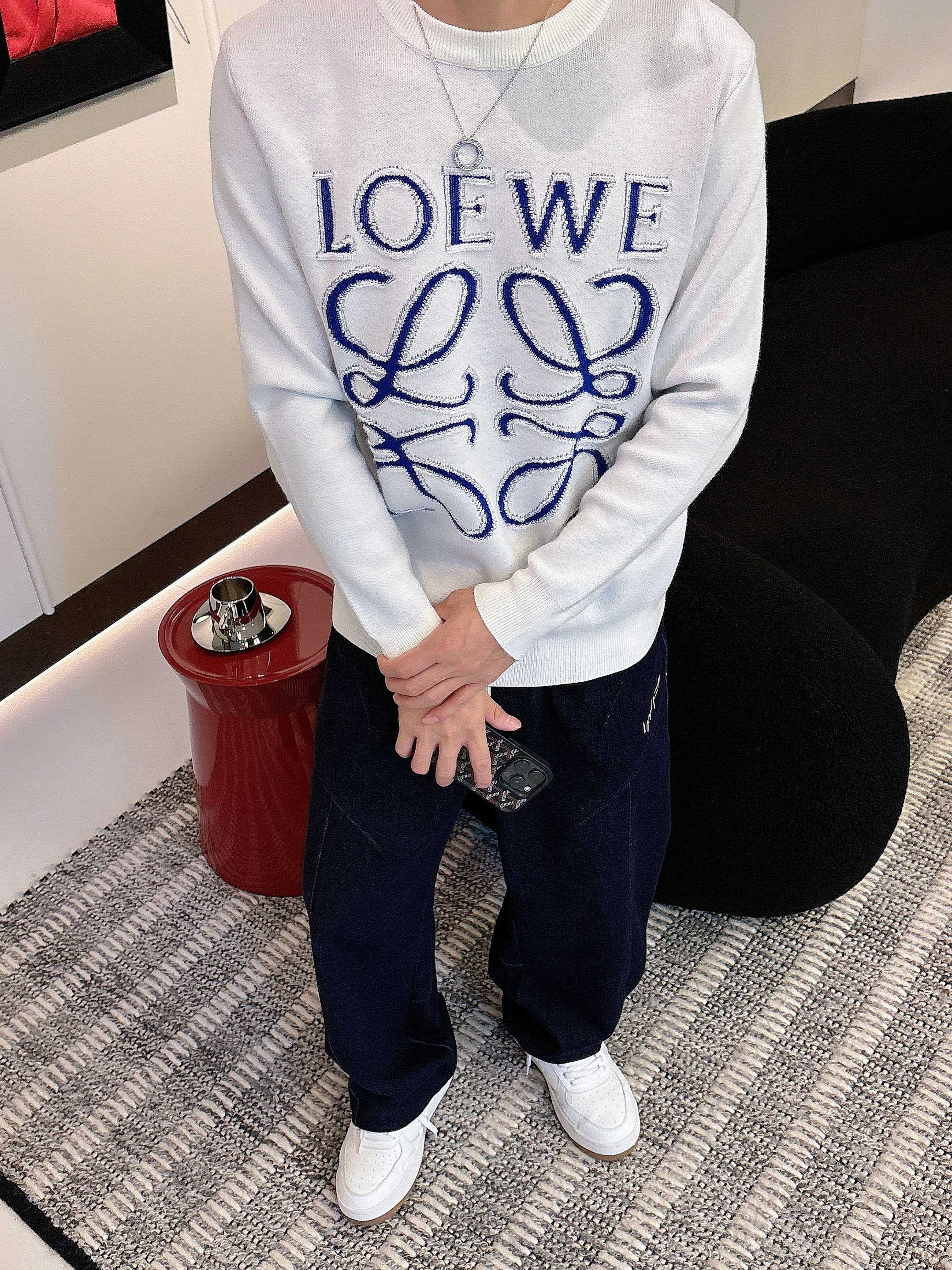 · 罗意威loewe 2025官网秋冬季最新款圆领毛衣，专柜同步在售爆款！特供羊毛混纺面料.手感舒适.可