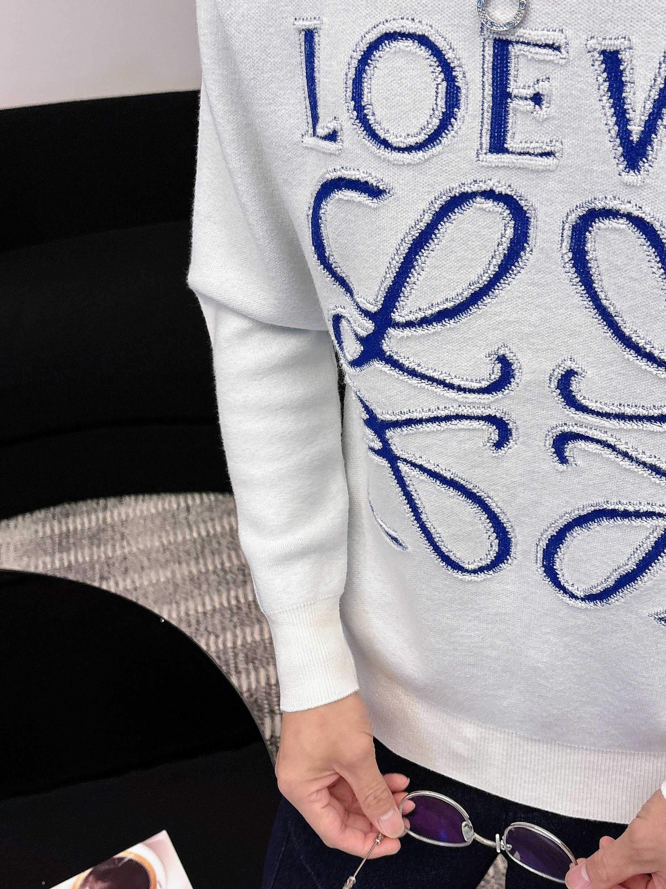 · 罗意威loewe 2025官网秋冬季最新款圆领毛衣，专柜同步在售爆款！特供羊毛混纺面料.手感舒适.可