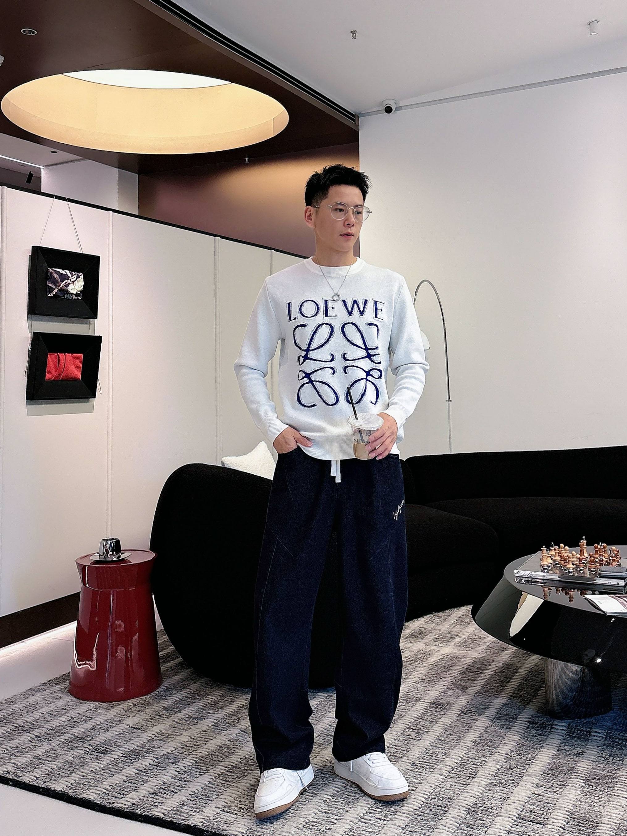 · 罗意威loewe 2025官网秋冬季最新款圆领毛衣，专柜同步在售爆款！特供羊毛混纺面料.手感舒适.可