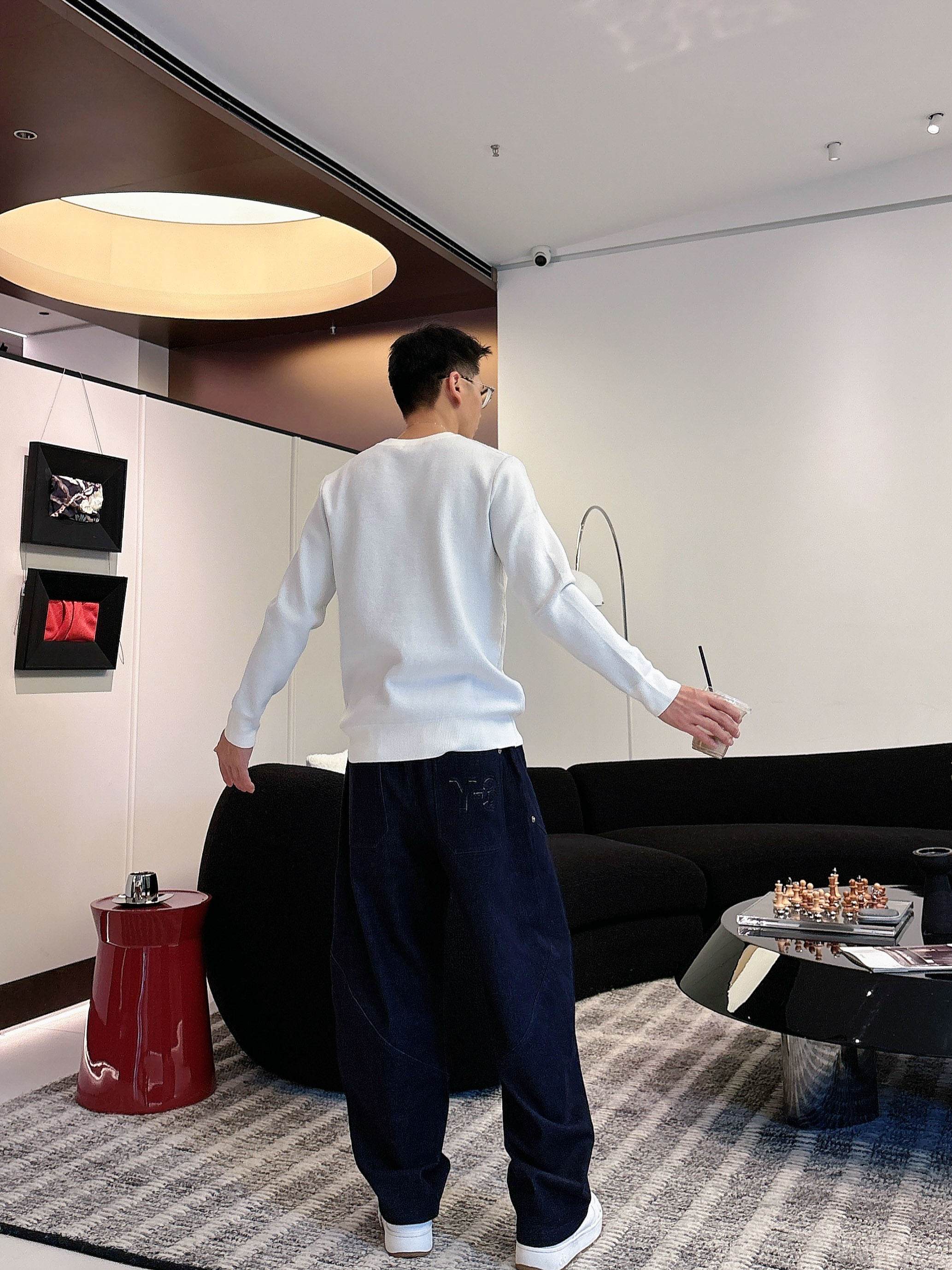 · 罗意威loewe 2025官网秋冬季最新款圆领毛衣，专柜同步在售爆款！特供羊毛混纺面料.手感舒适.可