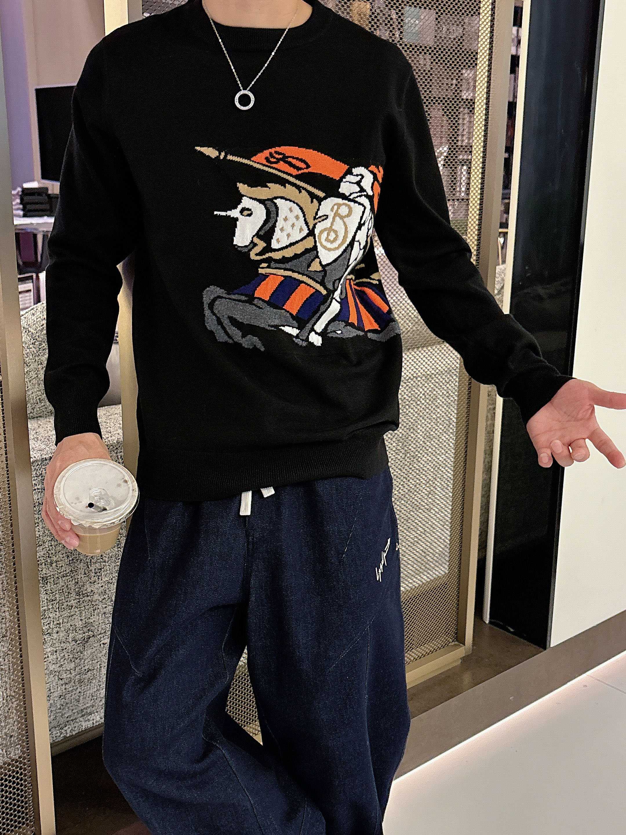 · 巴宝莉bur 2025官网秋冬季最新款圆领毛衣，专柜同步在售爆款！特供羊毛混纺面料.手感舒适.可直接