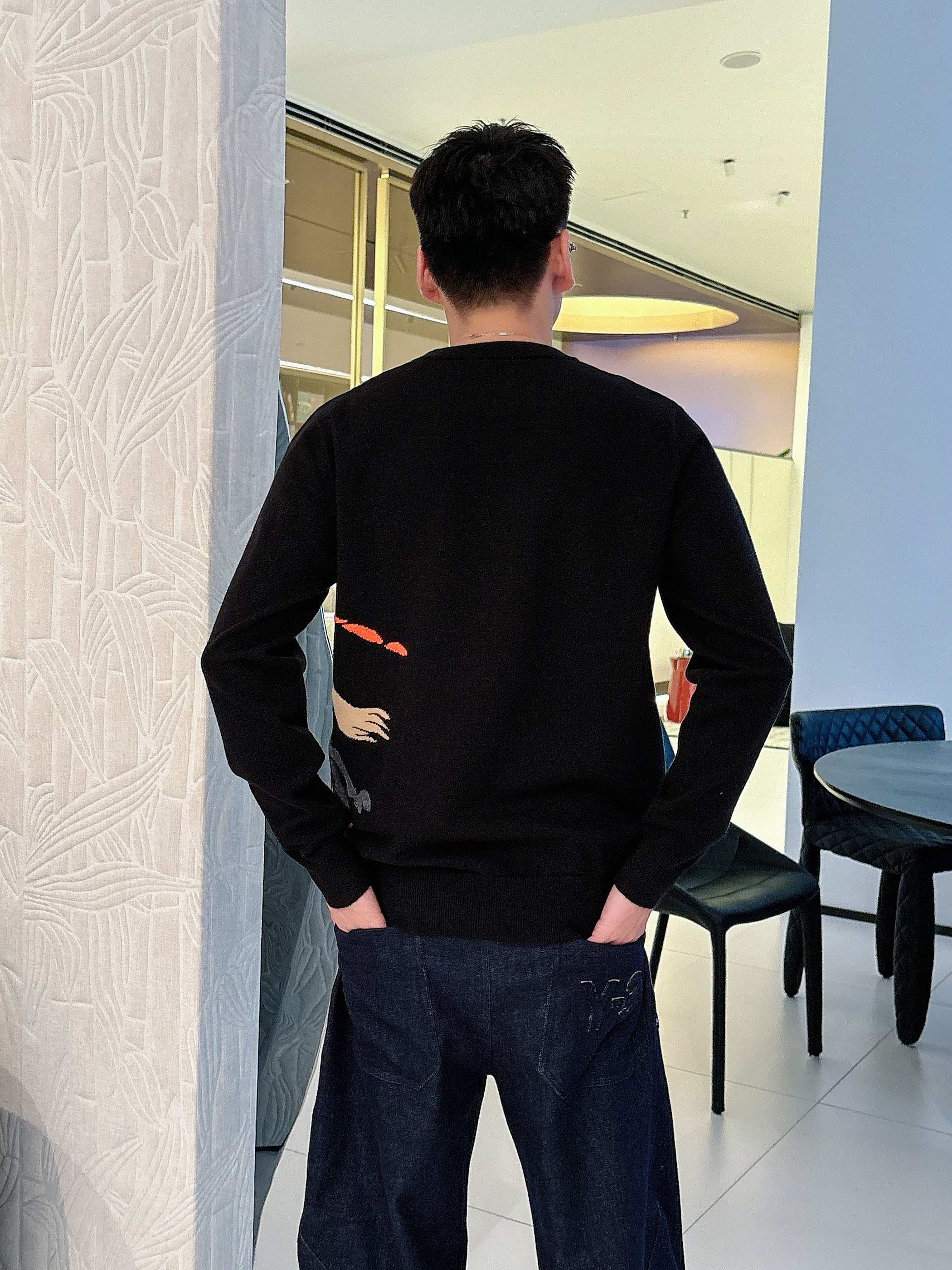 · 巴宝莉bur 2025官网秋冬季最新款圆领毛衣，专柜同步在售爆款！特供羊毛混纺面料.手感舒适.可直接