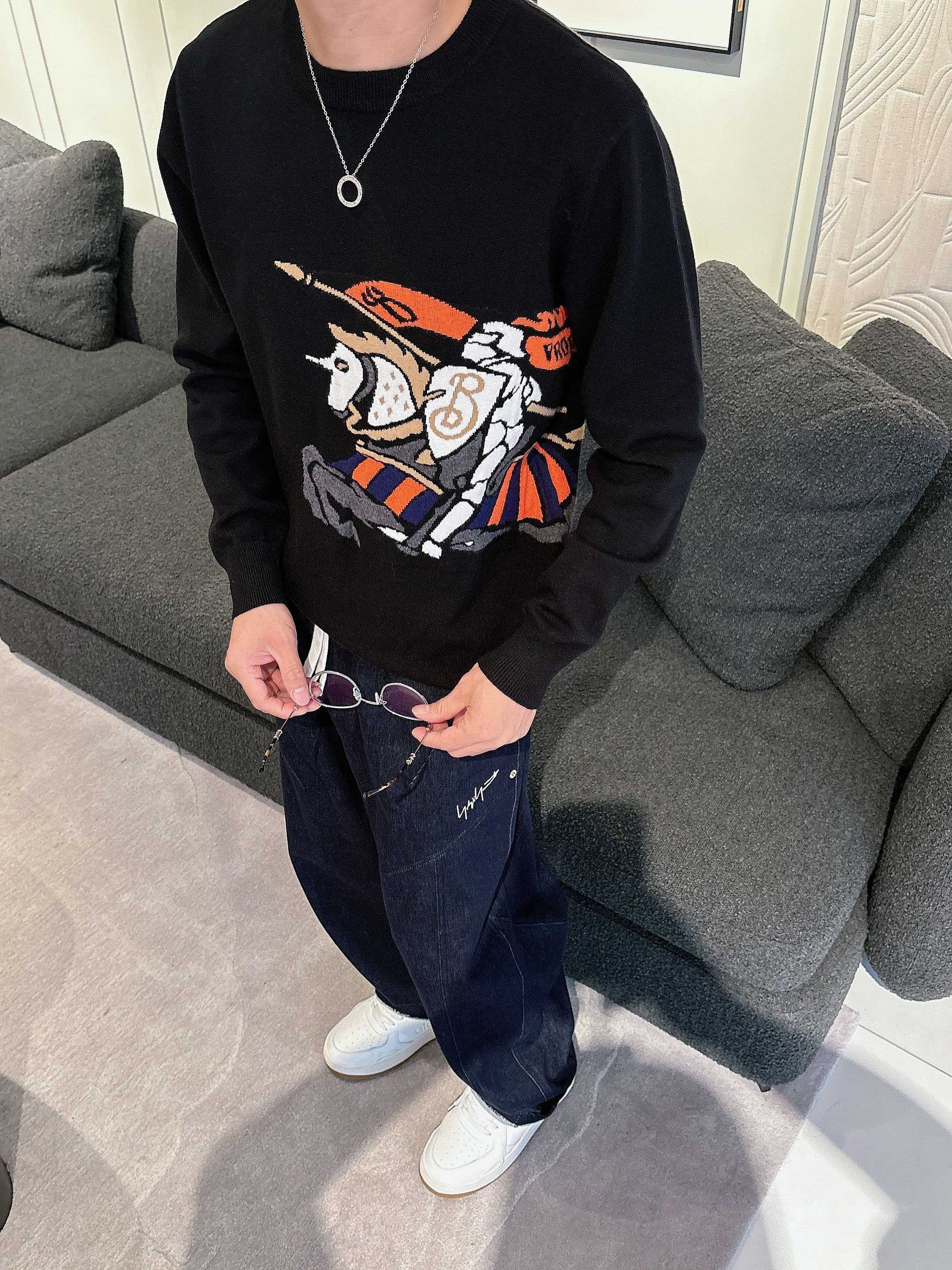 · 巴宝莉bur 2025官网秋冬季最新款圆领毛衣，专柜同步在售爆款！特供羊毛混纺面料.手感舒适.可直接