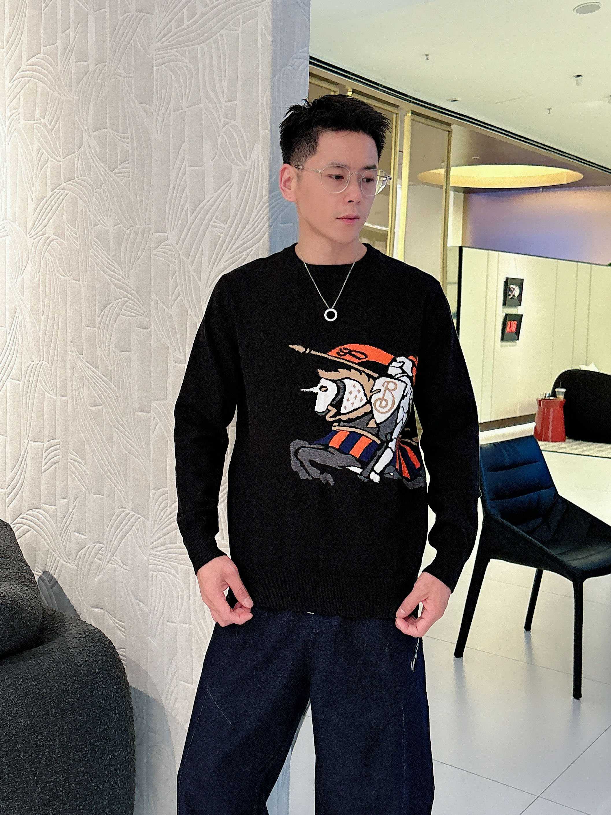 · 巴宝莉bur 2025官网秋冬季最新款圆领毛衣，专柜同步在售爆款！特供羊毛混纺面料.手感舒适.可直接