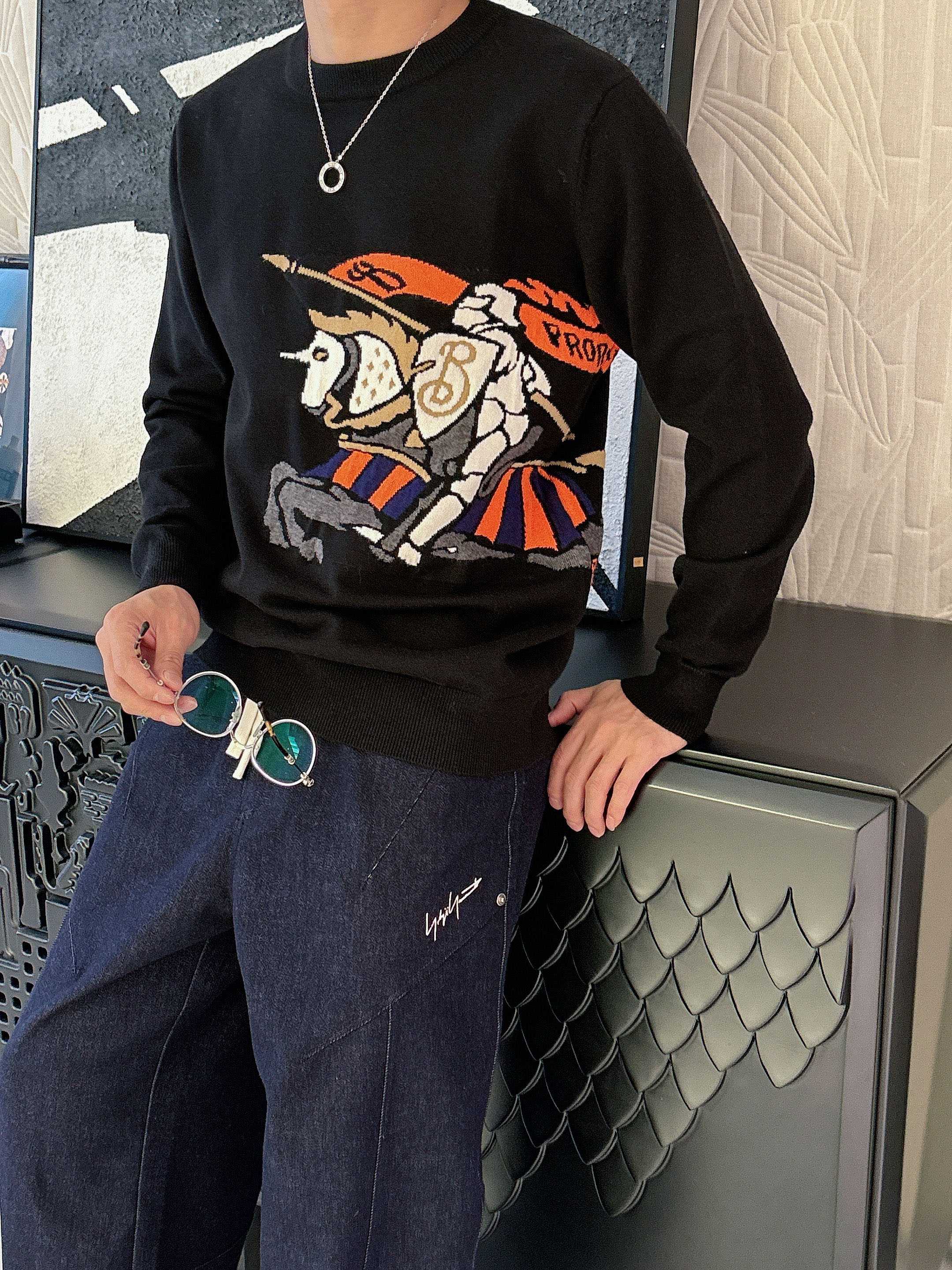 · 巴宝莉bur 2025官网秋冬季最新款圆领毛衣，专柜同步在售爆款！特供羊毛混纺面料.手感舒适.可直接