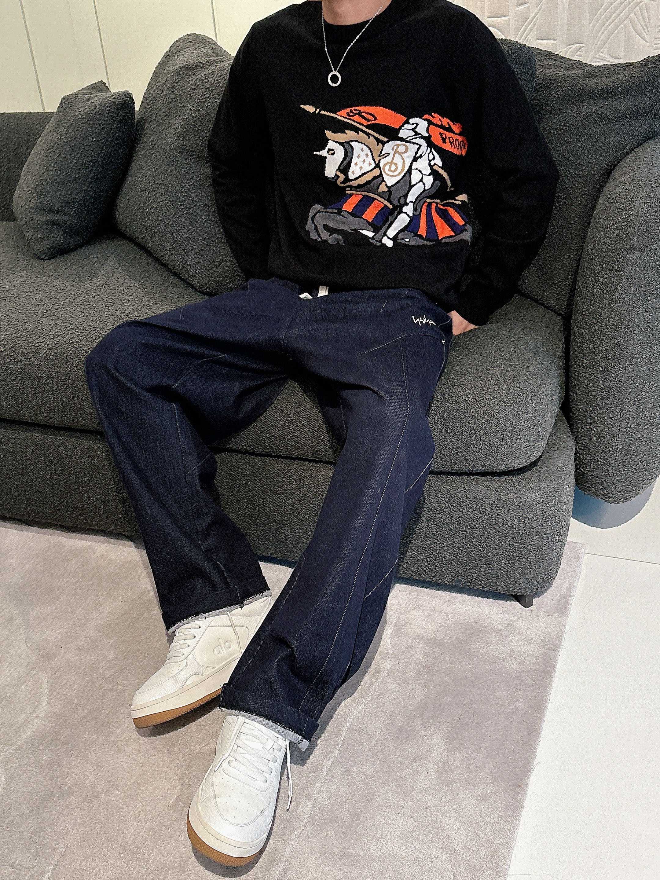 · 巴宝莉bur 2025官网秋冬季最新款圆领毛衣，专柜同步在售爆款！特供羊毛混纺面料.手感舒适.可直接