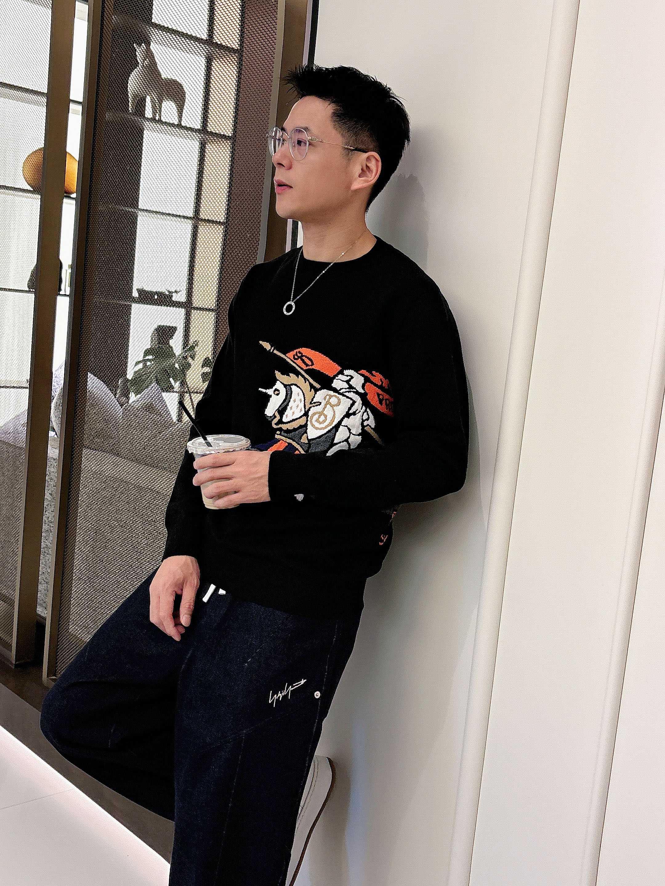 · 巴宝莉bur 2025官网秋冬季最新款圆领毛衣，专柜同步在售爆款！特供羊毛混纺面料.手感舒适.可直接