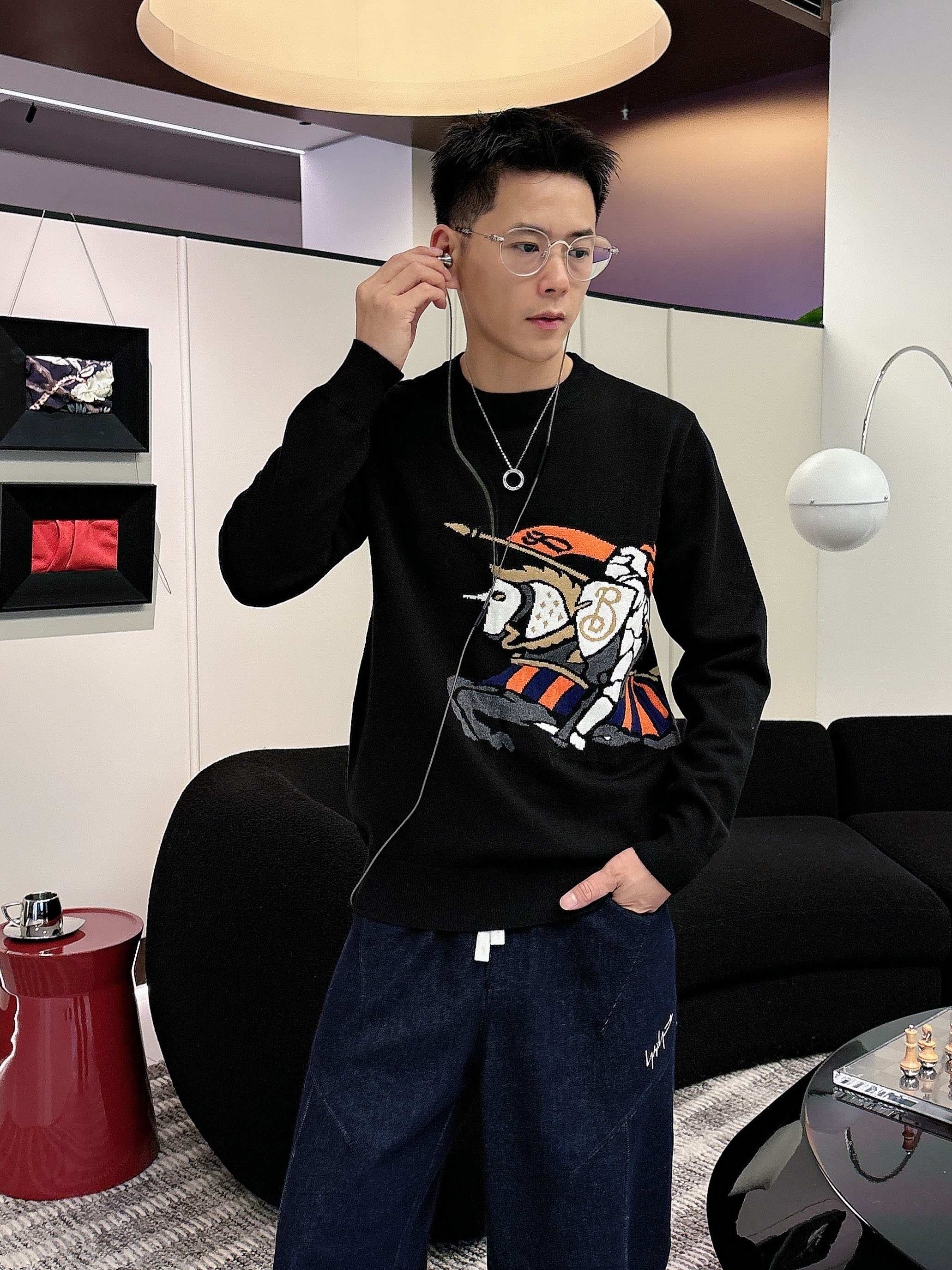 · 巴宝莉bur 2025官网秋冬季最新款圆领毛衣，专柜同步在售爆款！特供羊毛混纺面料.手感舒适.可直接