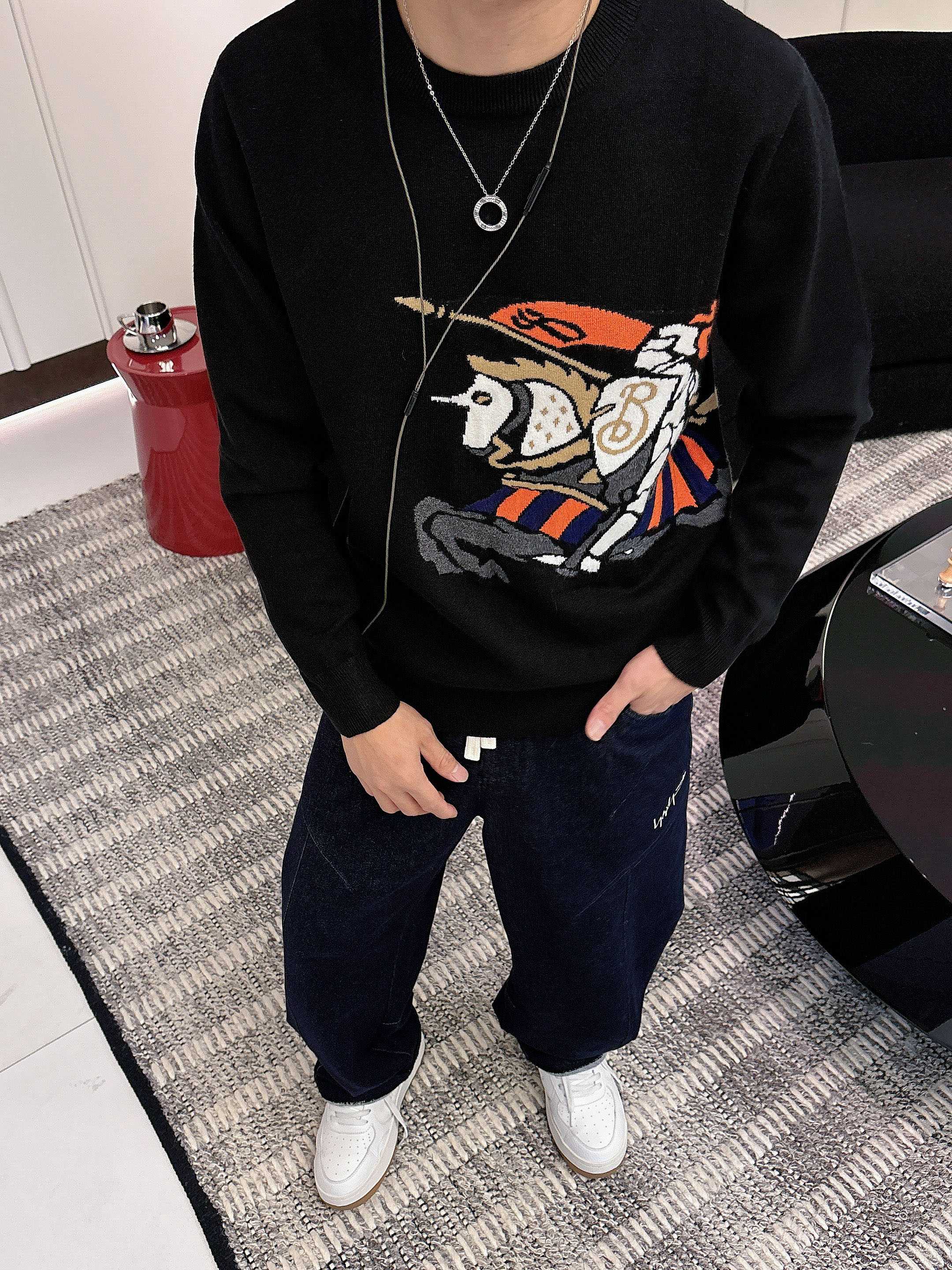 · 巴宝莉bur 2025官网秋冬季最新款圆领毛衣，专柜同步在售爆款！特供羊毛混纺面料.手感舒适.可直接