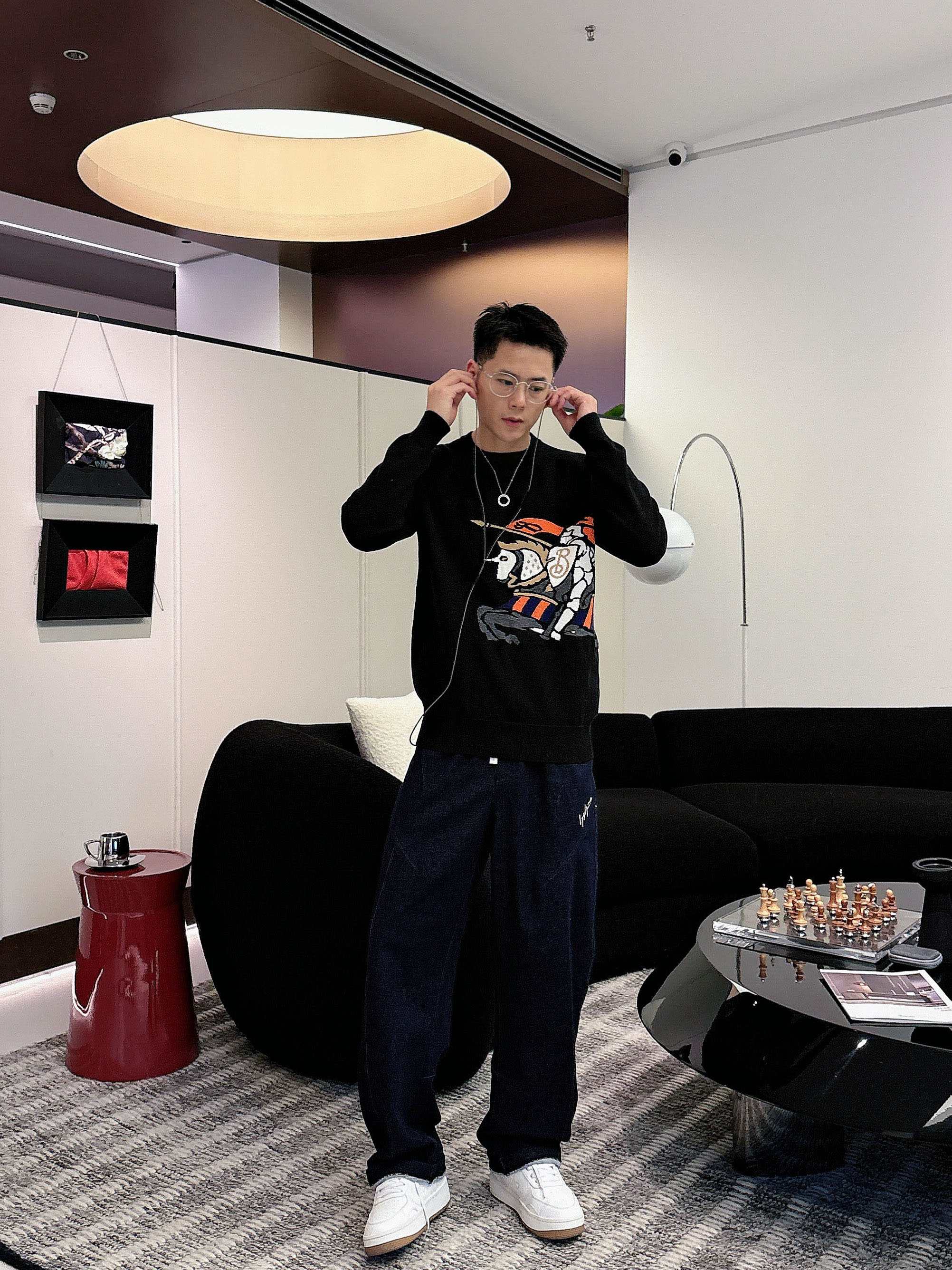 · 巴宝莉bur 2025官网秋冬季最新款圆领毛衣，专柜同步在售爆款！特供羊毛混纺面料.手感舒适.可直接