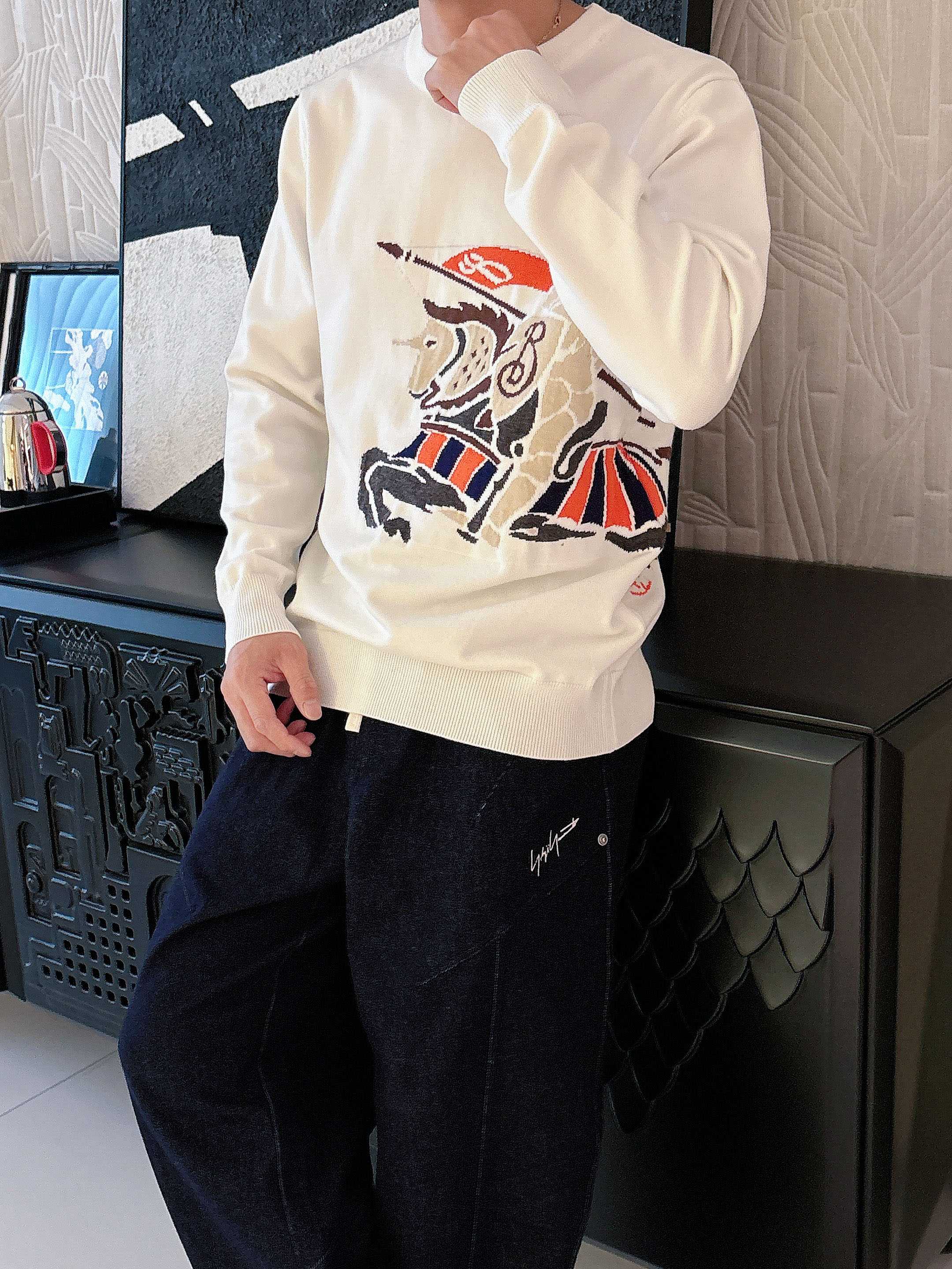 · 巴宝莉bur 2025官网秋冬季最新款圆领毛衣，专柜同步在售爆款！特供羊毛混纺面料.手感舒适.可直接