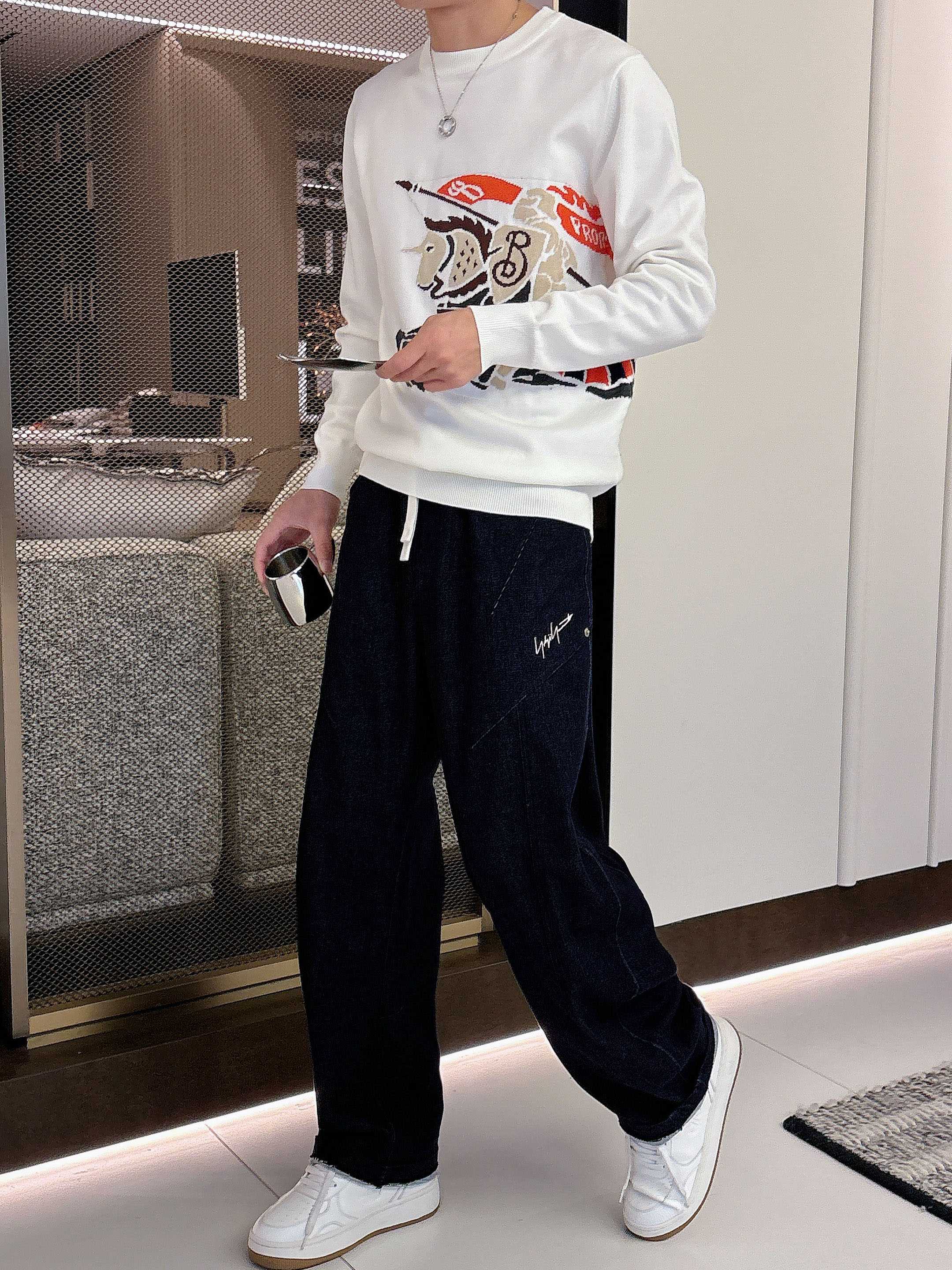 · 巴宝莉bur 2025官网秋冬季最新款圆领毛衣，专柜同步在售爆款！特供羊毛混纺面料.手感舒适.可直接